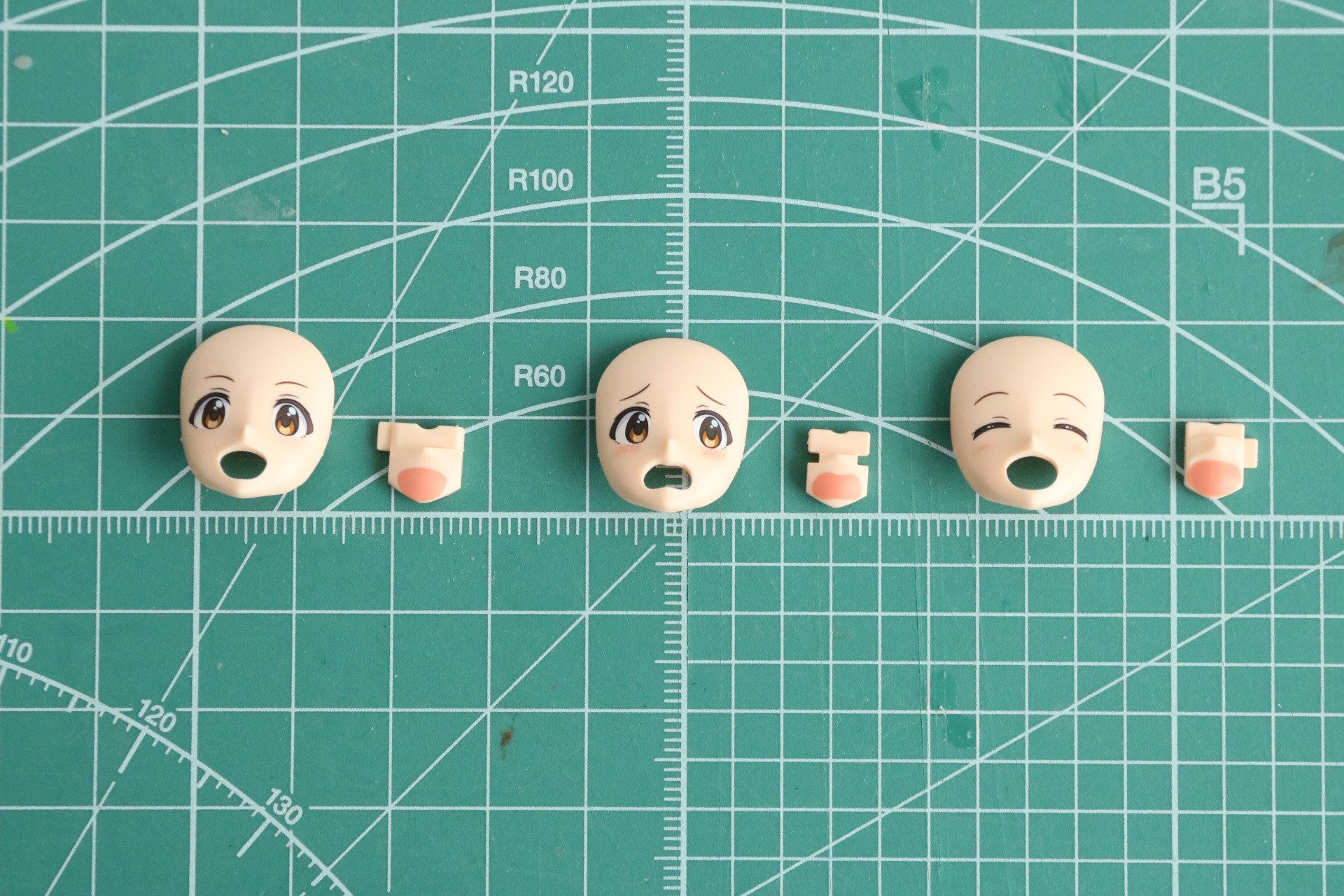 フェイスパーツの組み立て