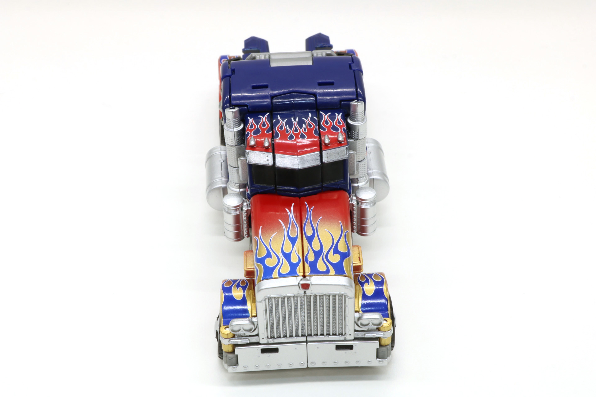 フロントグリルもきらめくようなシルバーが採用されている