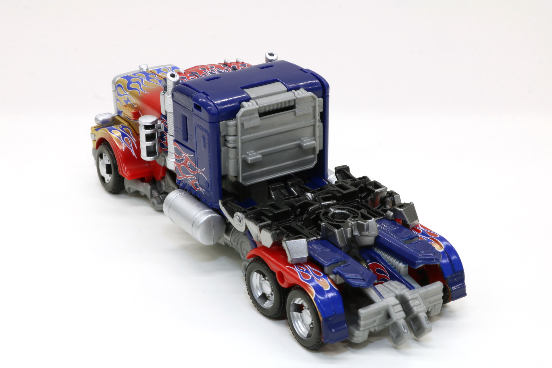 フロントグリルもきらめくようなシルバーが採用されている