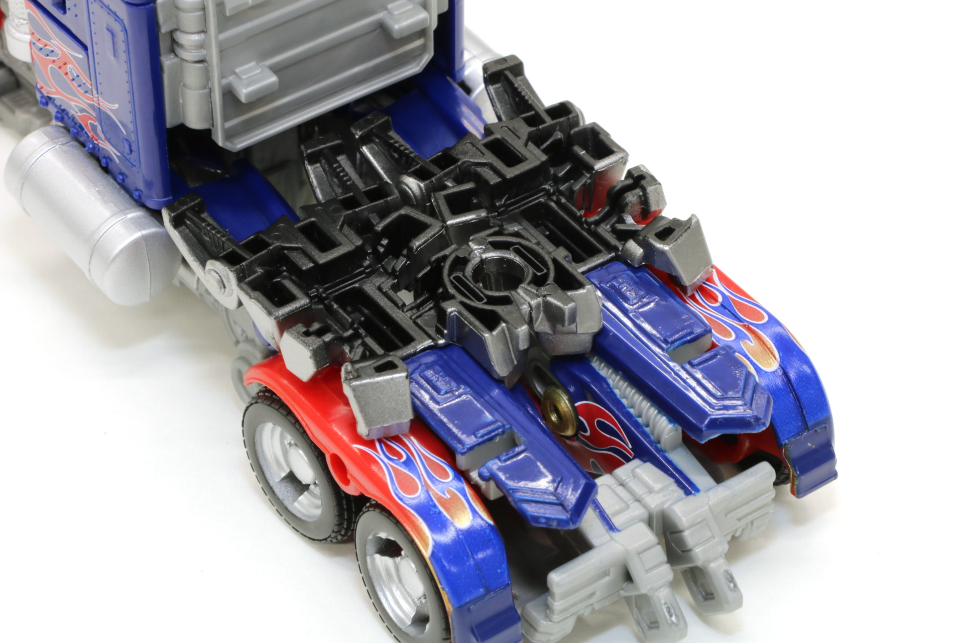 成型色を黒に変更し、表面はシルバーで塗装した足裏パーツ