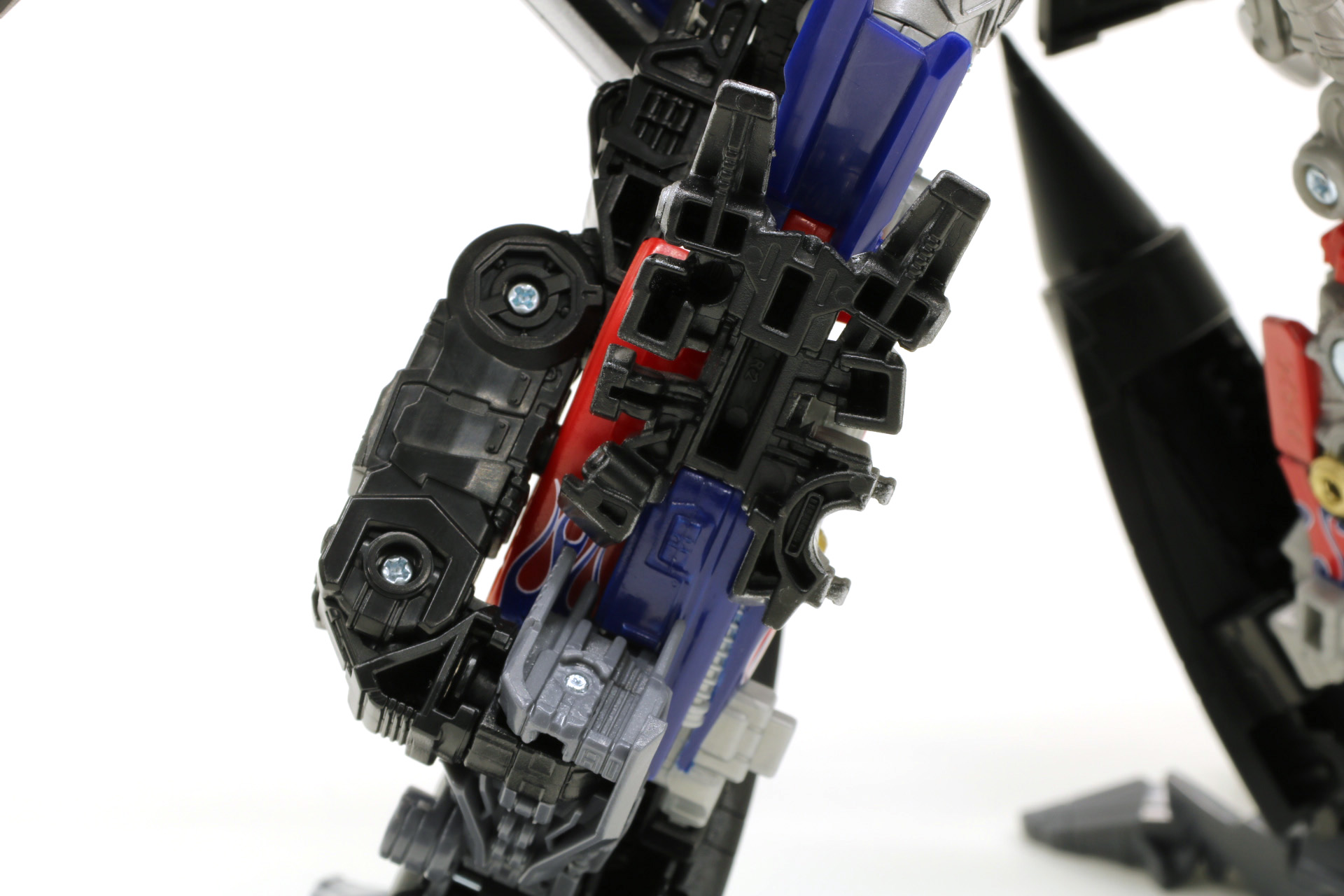 ジェットパワーオプティマスプライム状態ではすねに位置し、ジェットファイヤーのパーツらしい色合いを表現