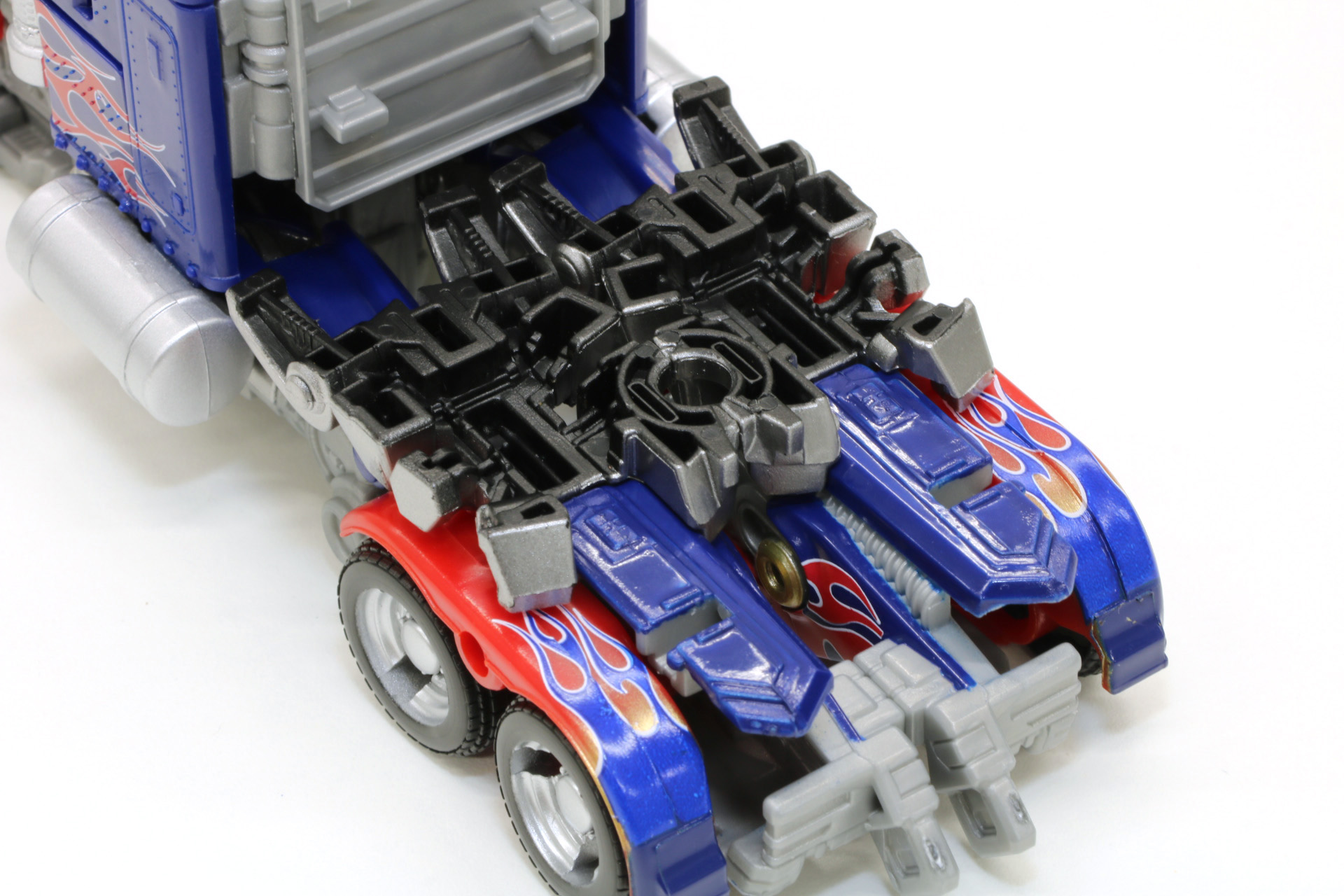 ビークルモードの後部にファイアパターンが追加されている