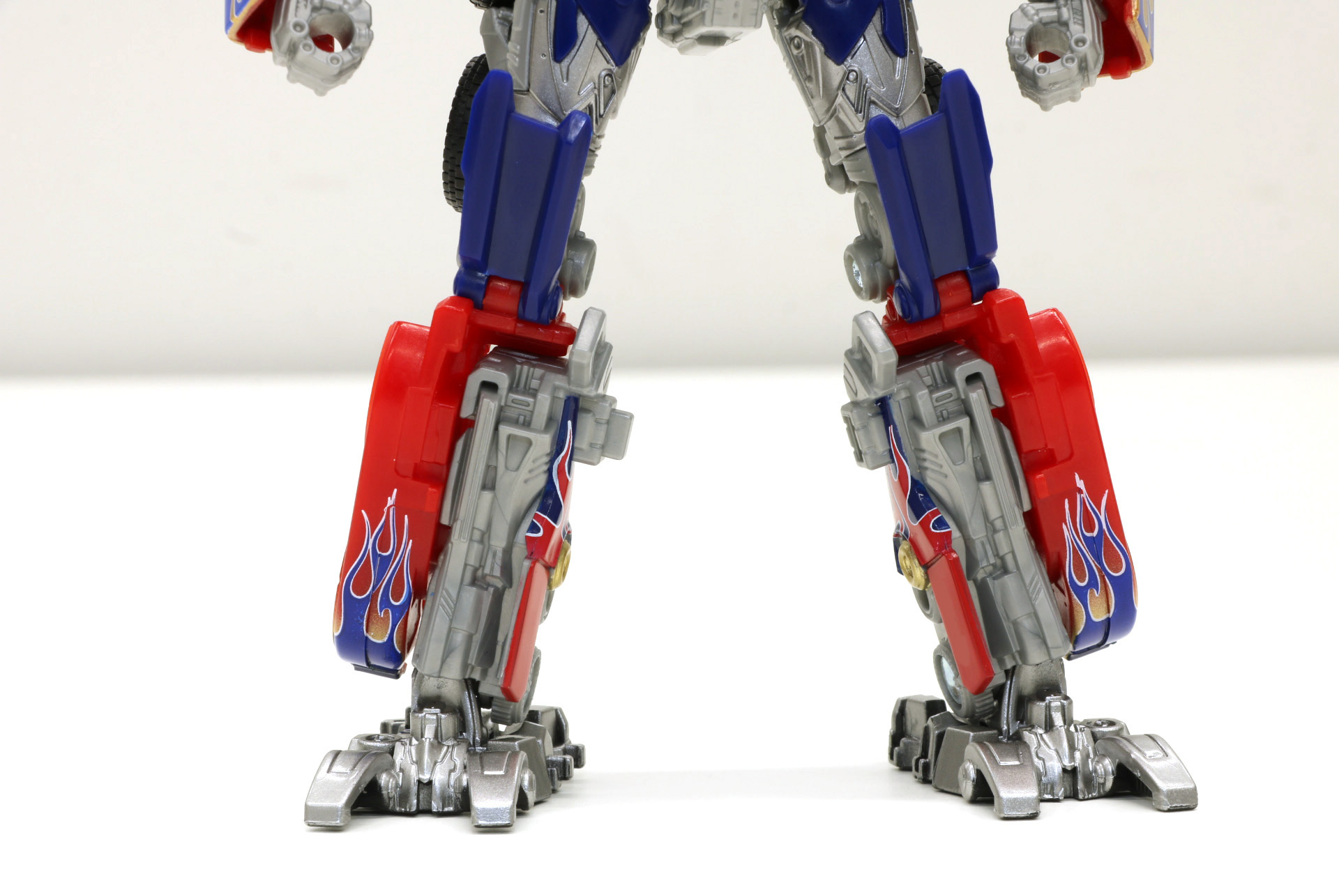 元ディセプティコンであり、プライムの末裔であるオプティマスに未来を託したジェットファイヤー