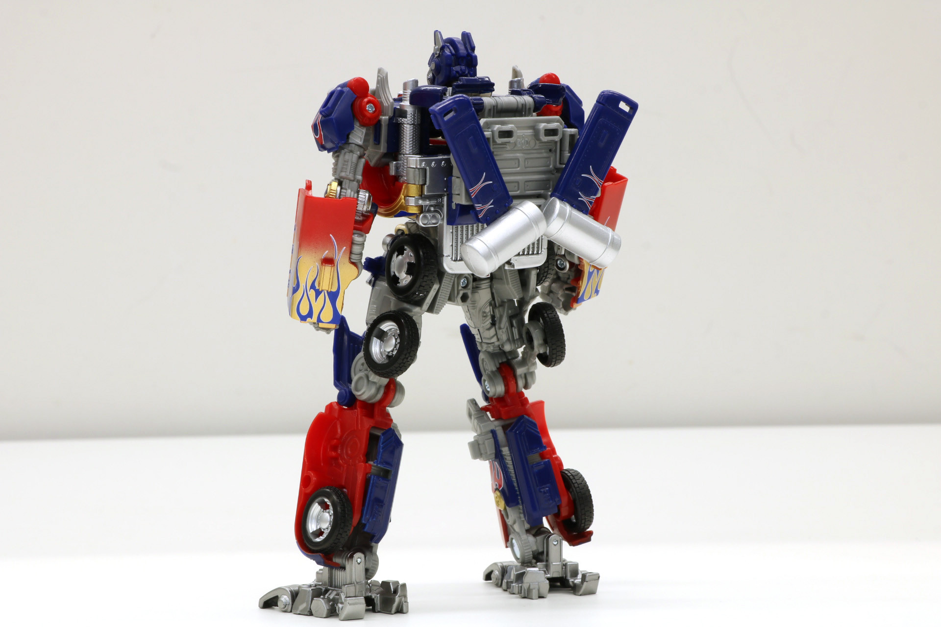 元ディセプティコンであり、プライムの末裔であるオプティマスに未来を託したジェットファイヤー