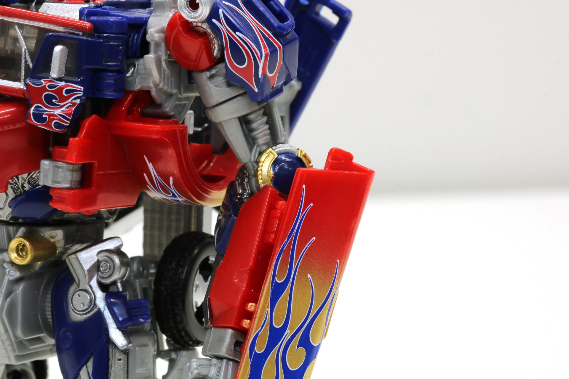 元ディセプティコンであり、プライムの末裔であるオプティマスに未来を託したジェットファイヤー