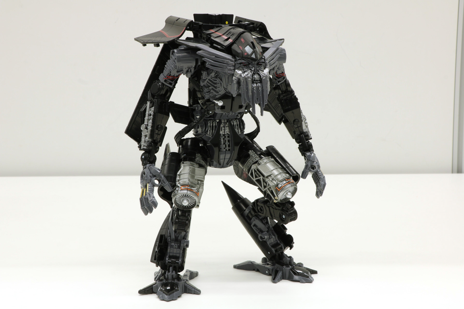 元ディセプティコンであり、プライムの末裔であるオプティマスに未来を託したジェットファイヤー