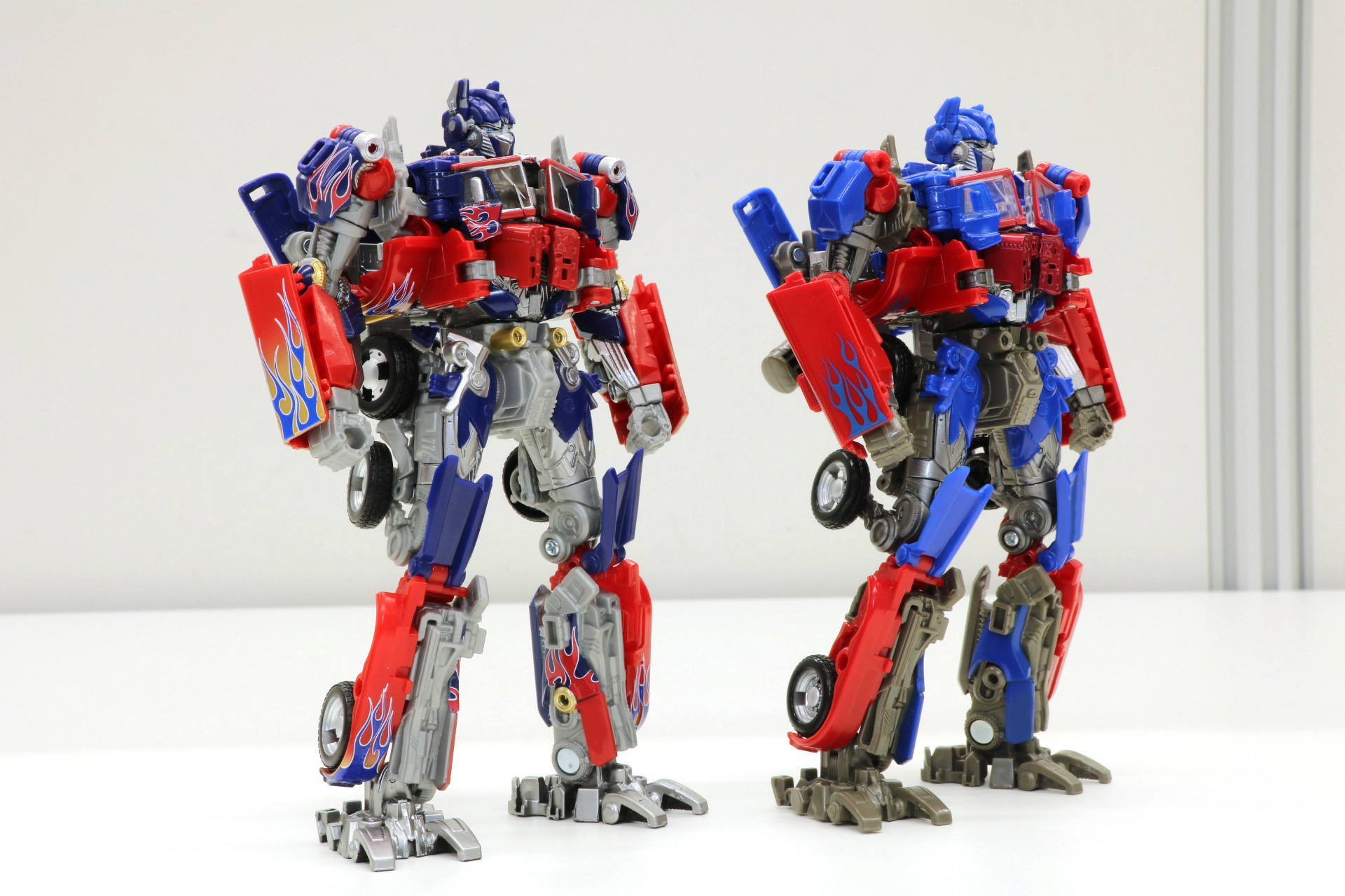 ロボットモードの「SS-25 オプティマスプライム」（左）と比較