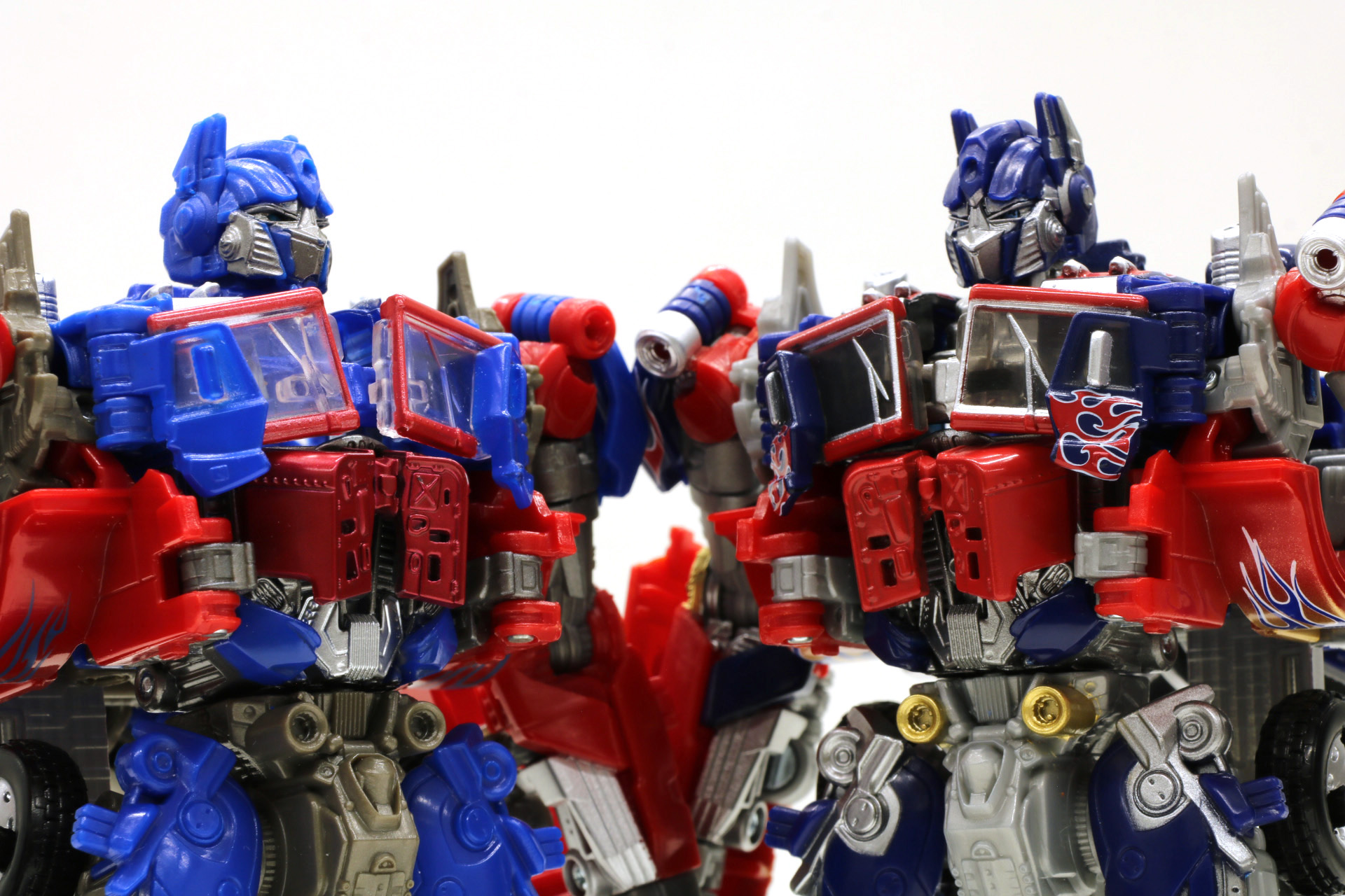 フロントウィンドウのワイパーや縁取りなど細部まで色分け