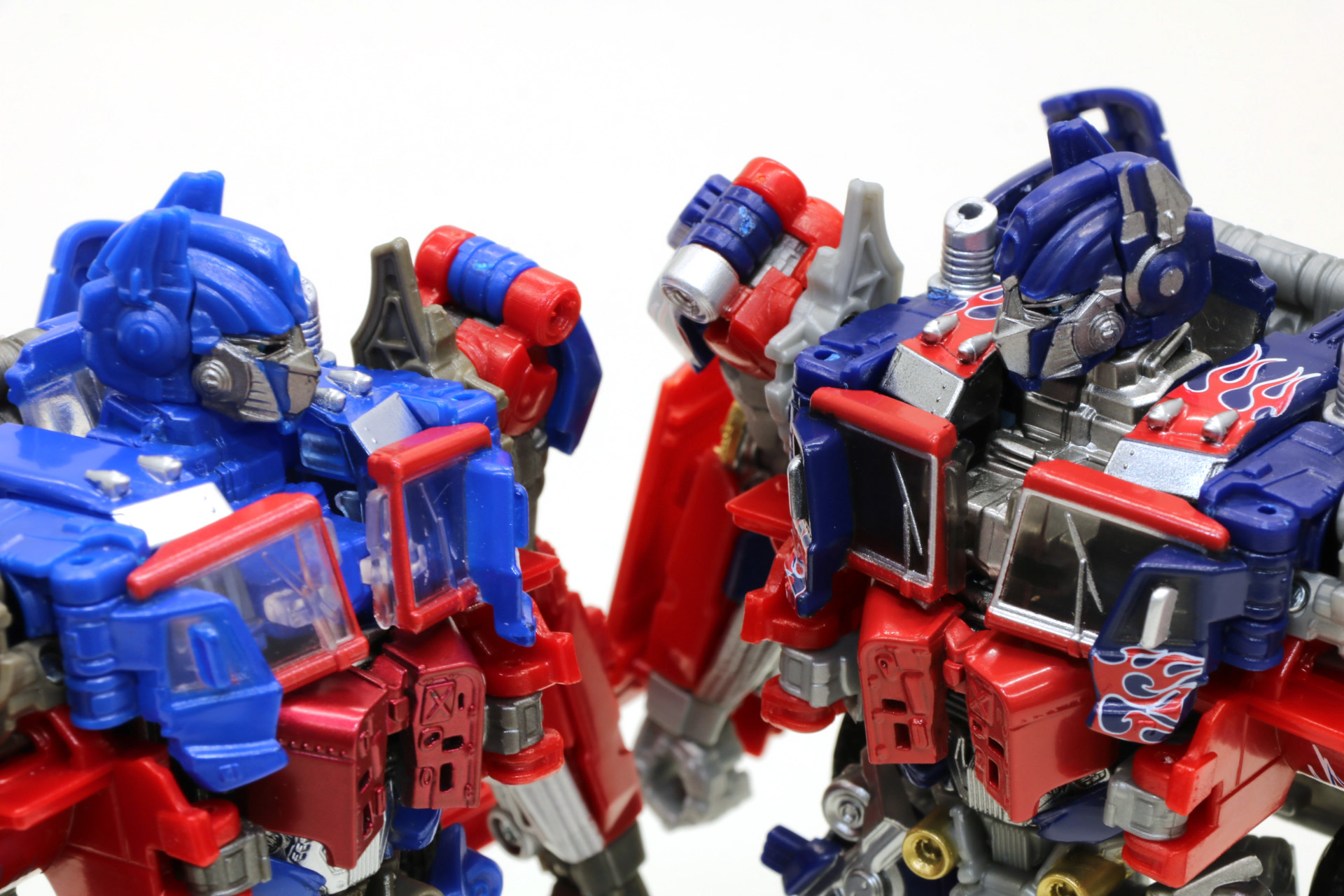 首回りも「Dramatic Capture Series」（右）ではガンメタリックに塗装されている