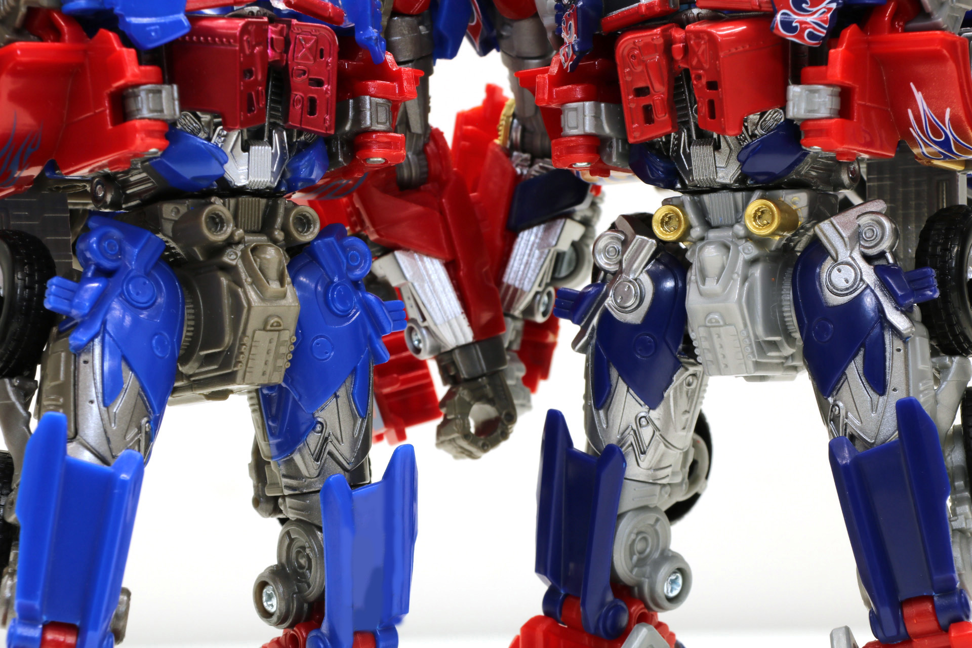 腰回りも成型色の違いや色分けの違いがわかる