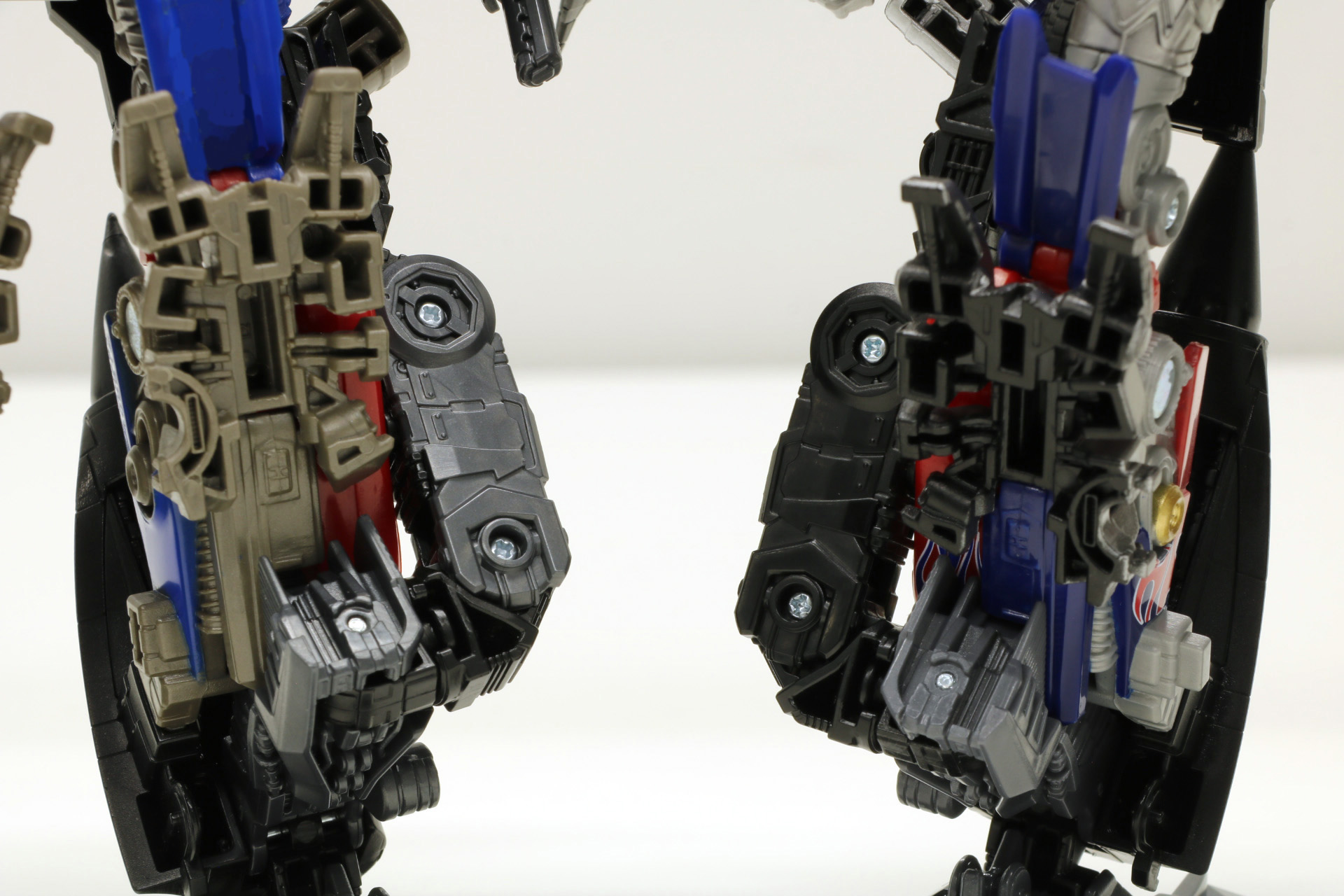 「スタジオシリーズ」（左）と「Dramatic Capture Series」（右）と比較