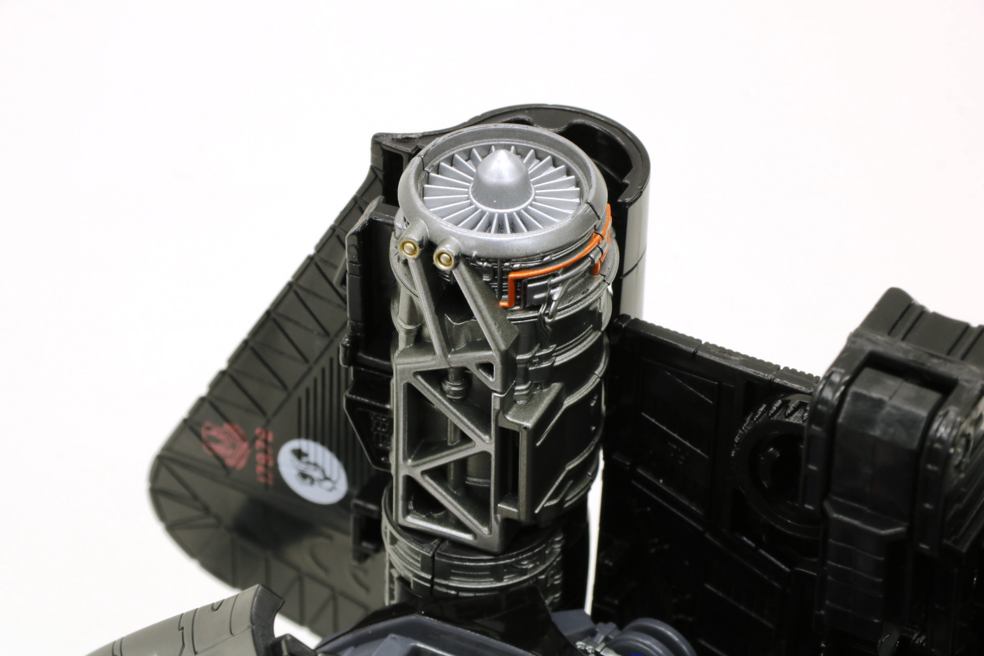 肩のアーマーになっているジェットファイヤーの機首にある窓部分の塗装も変更され、細部まで作り込まれている