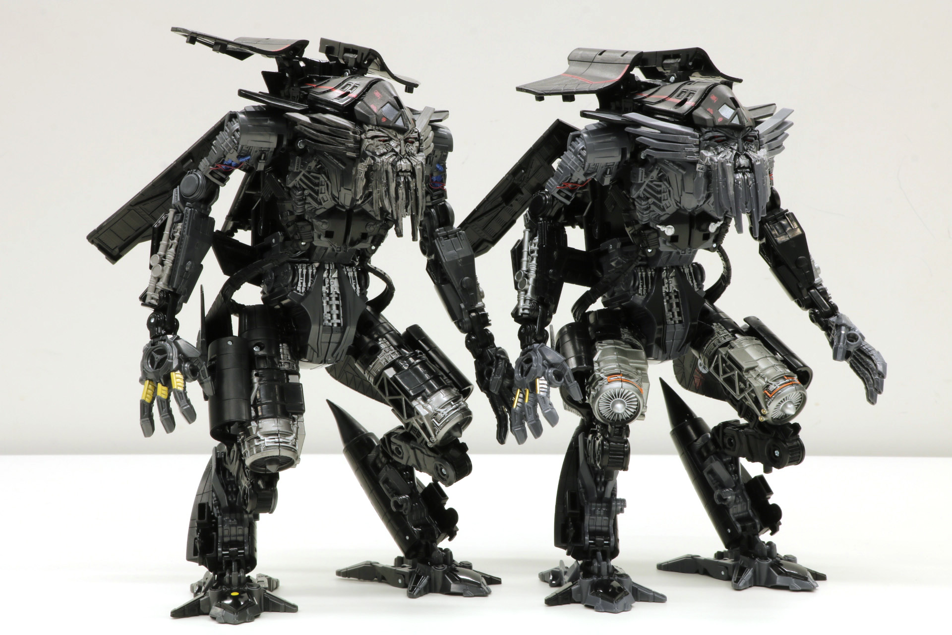 「スタジオシリーズ」（左）と「Dramatic Capture Series」（右）と比較