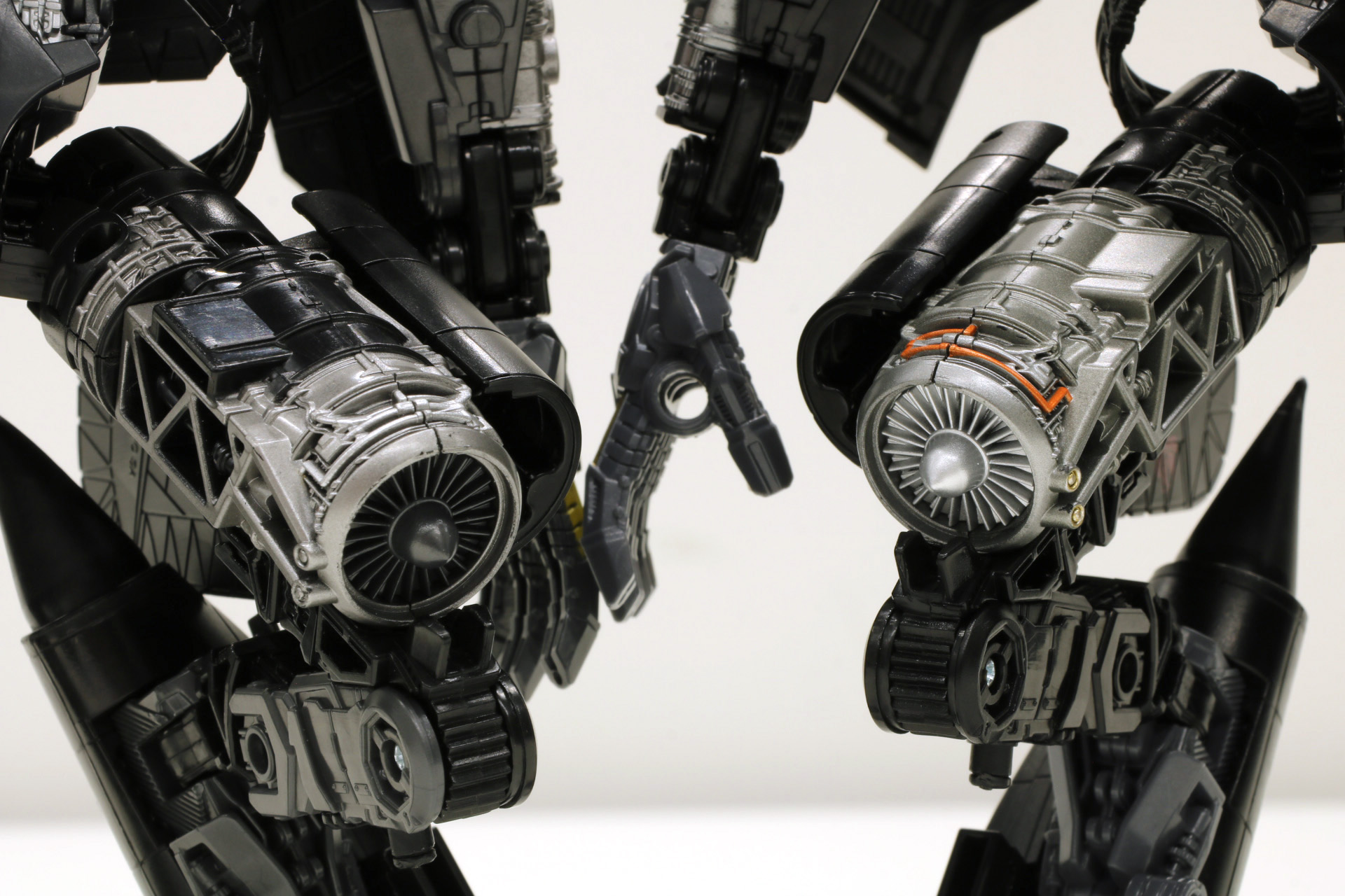 太もものジェットエンジンも塗装により色の情報量が増えている