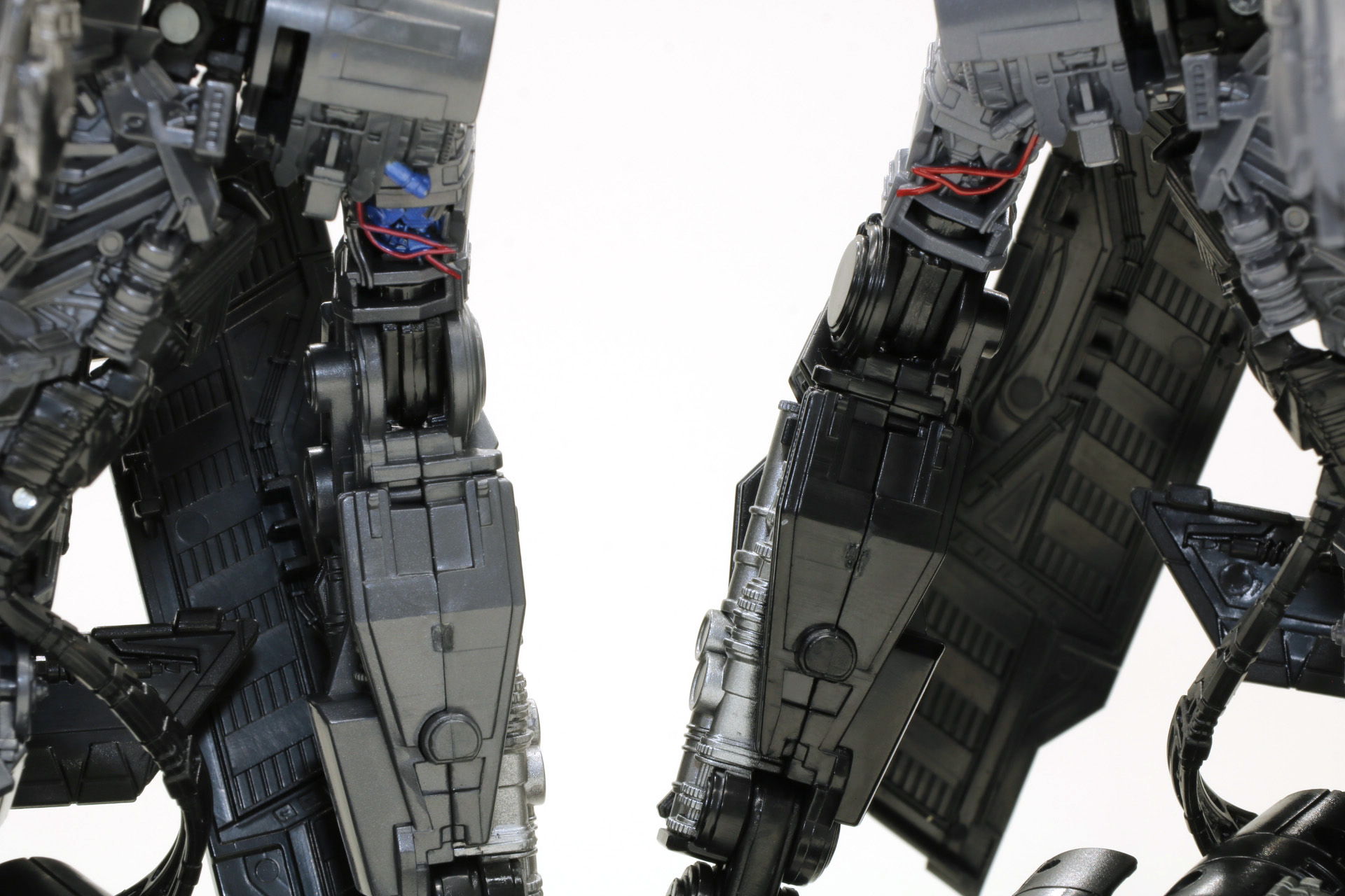 腕周りも「Dramatic Capture Series」（右）では深みのあるブルーグレーが採用されている