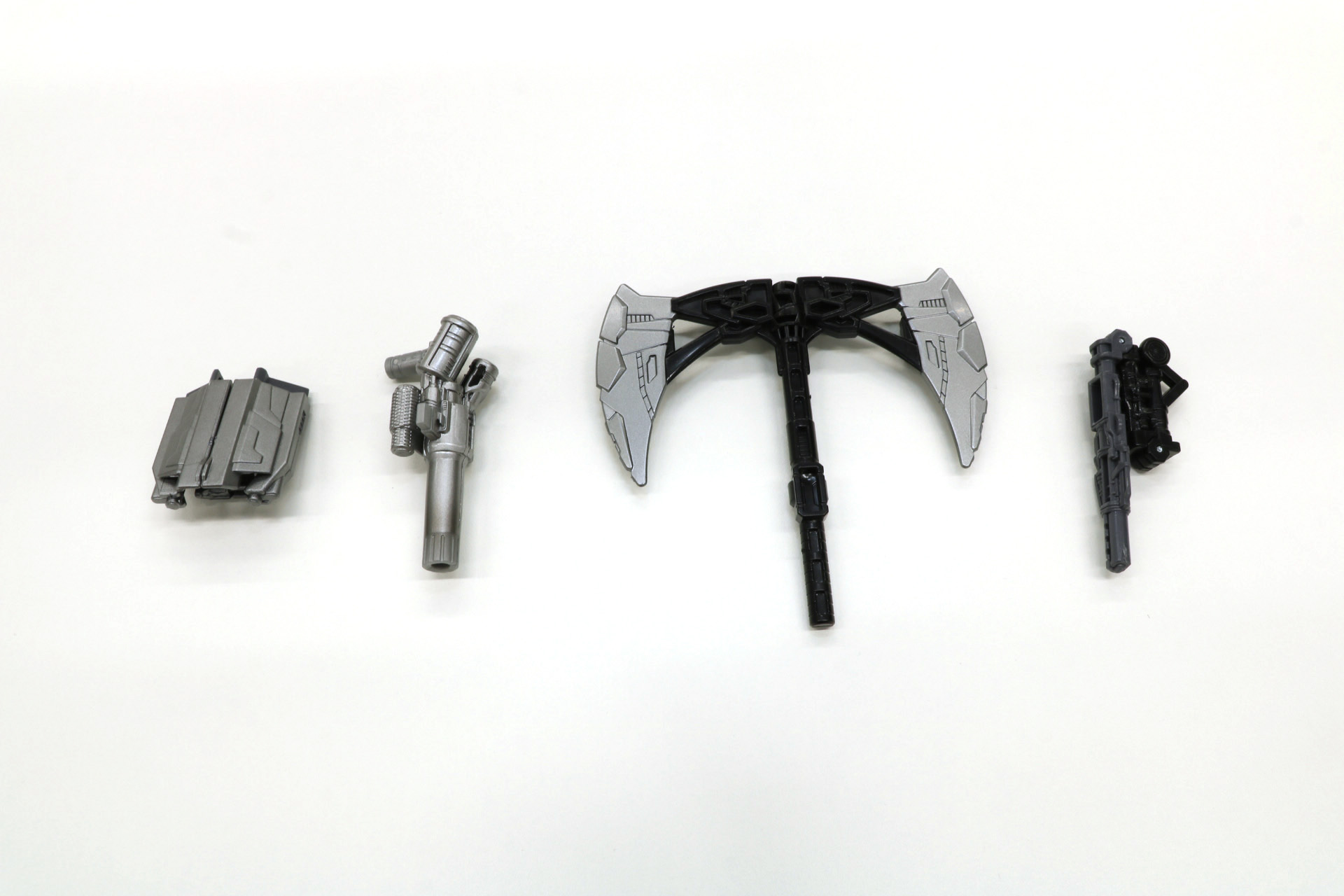 その他、大型キャノンの接続パーツ、イオンブラスター、ジェットファイヤーの斧、ハンドキャノンにもなる杖が付属する