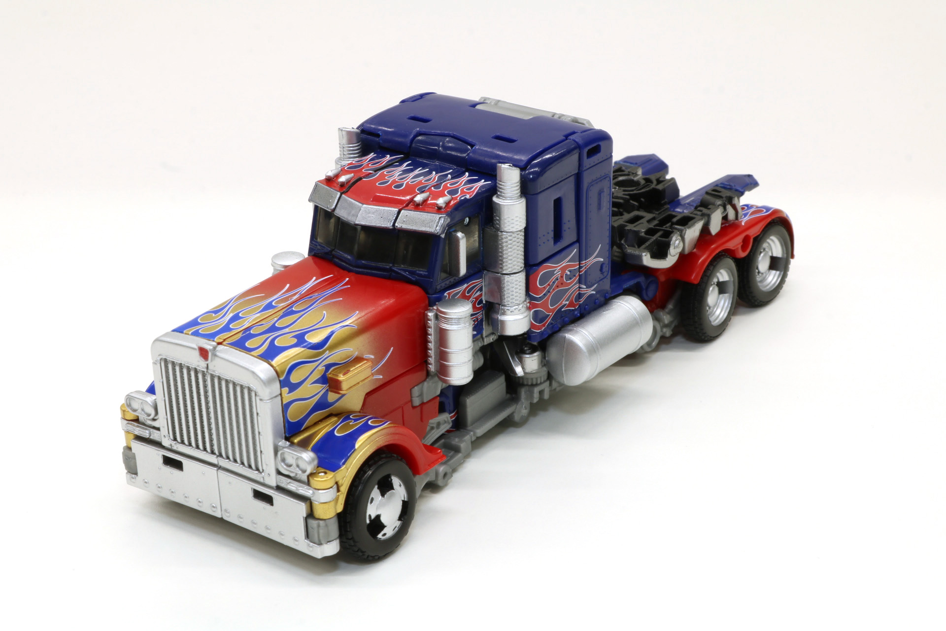 ビークルモードで特徴的なファイアパターンを再現。ゴールドのグラデーションも入りより豪華な仕様となっている