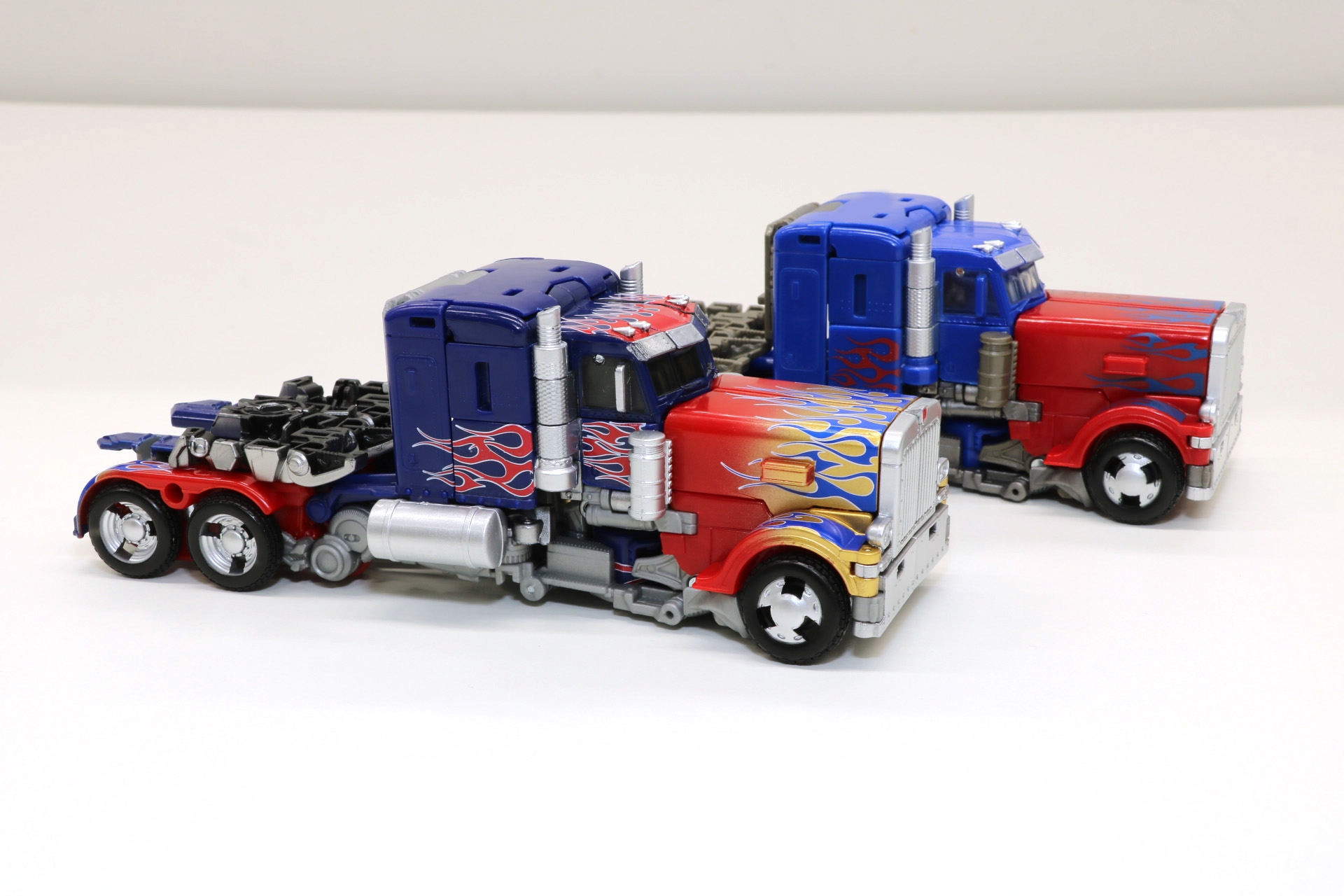 「SS-25 オプティマスプライム」（奥）と比較。白縁でファイアパターンがより鮮明になっている