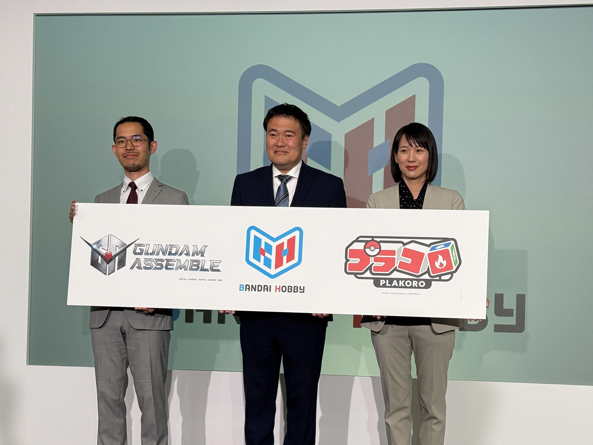 発表会に登壇した3名。左からBANDAI SPIRITS ホビーディビジョン 開発担当の染谷潤氏、ゼネラルマネージャーの高橋誠氏、開発担当の松浦由莉氏