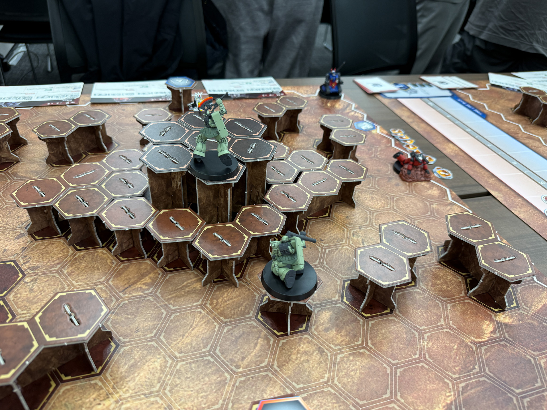 ゲームボードに並べられたミニチュアたち