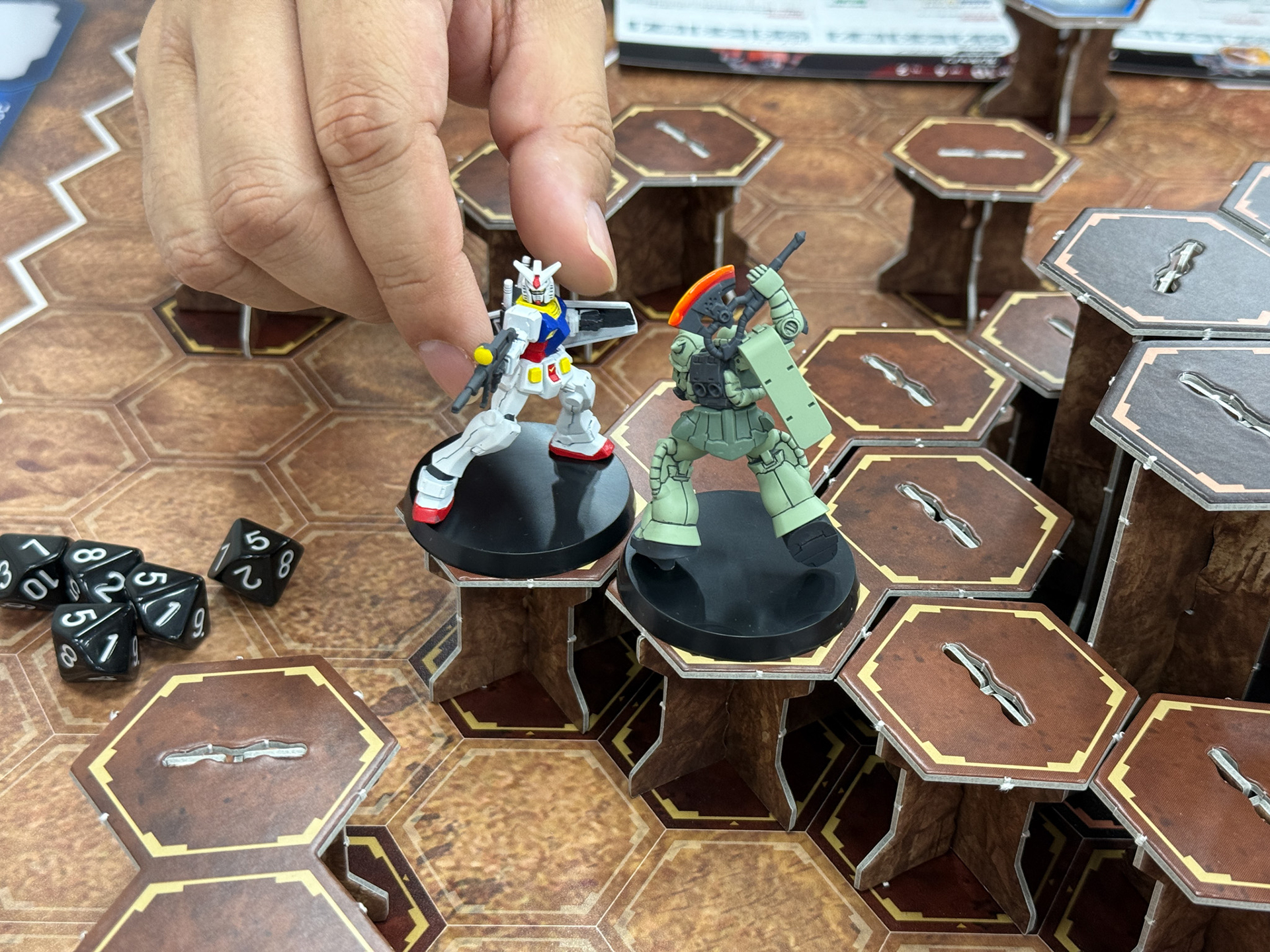 大量の成功出目とクリティカルヒットによって倒れるザク