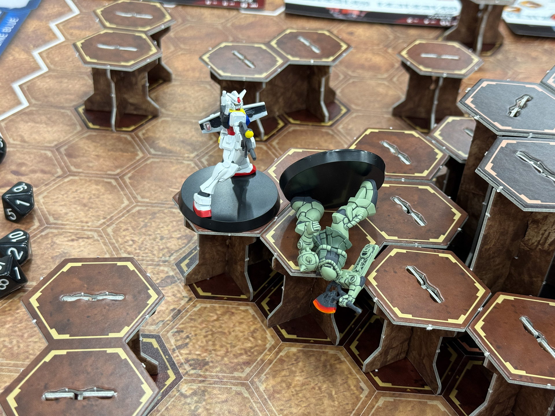 大量の成功出目とクリティカルヒットによって倒れるザク