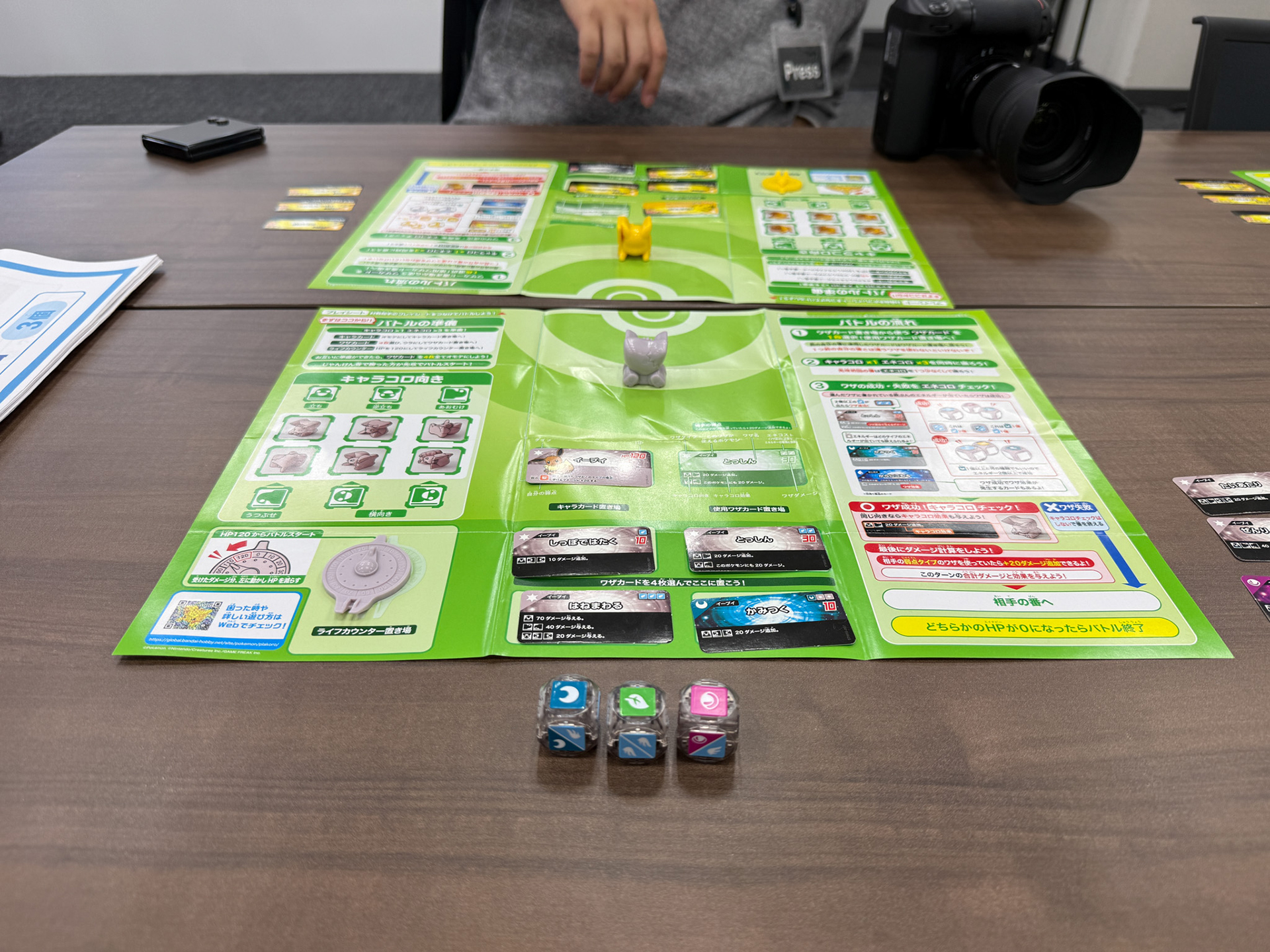 バトルはダイスを転がせる場所さえあれば可能な印象。試遊会では専用のマットが用意された