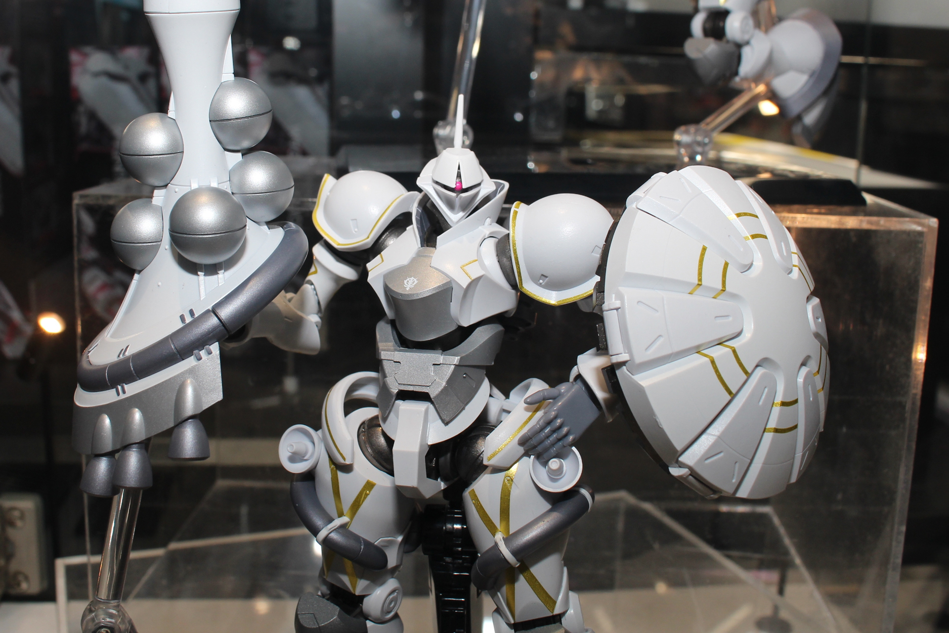 エグザベが駆る白い機体のギャンをダイキャスト内蔵のアクションフィギュアとして立体化