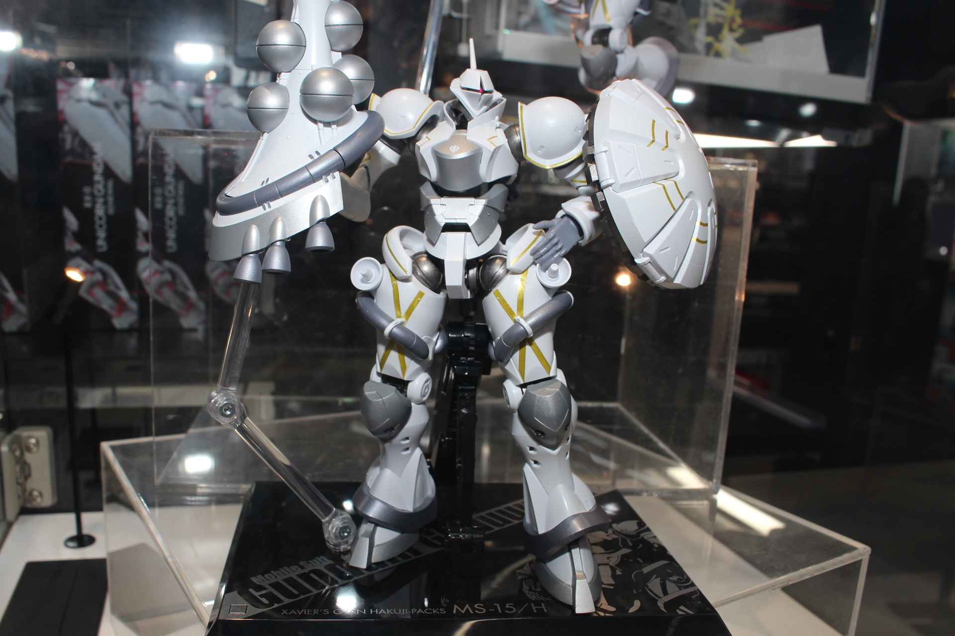 白を基調とした機体にゴールドのラインが輝く