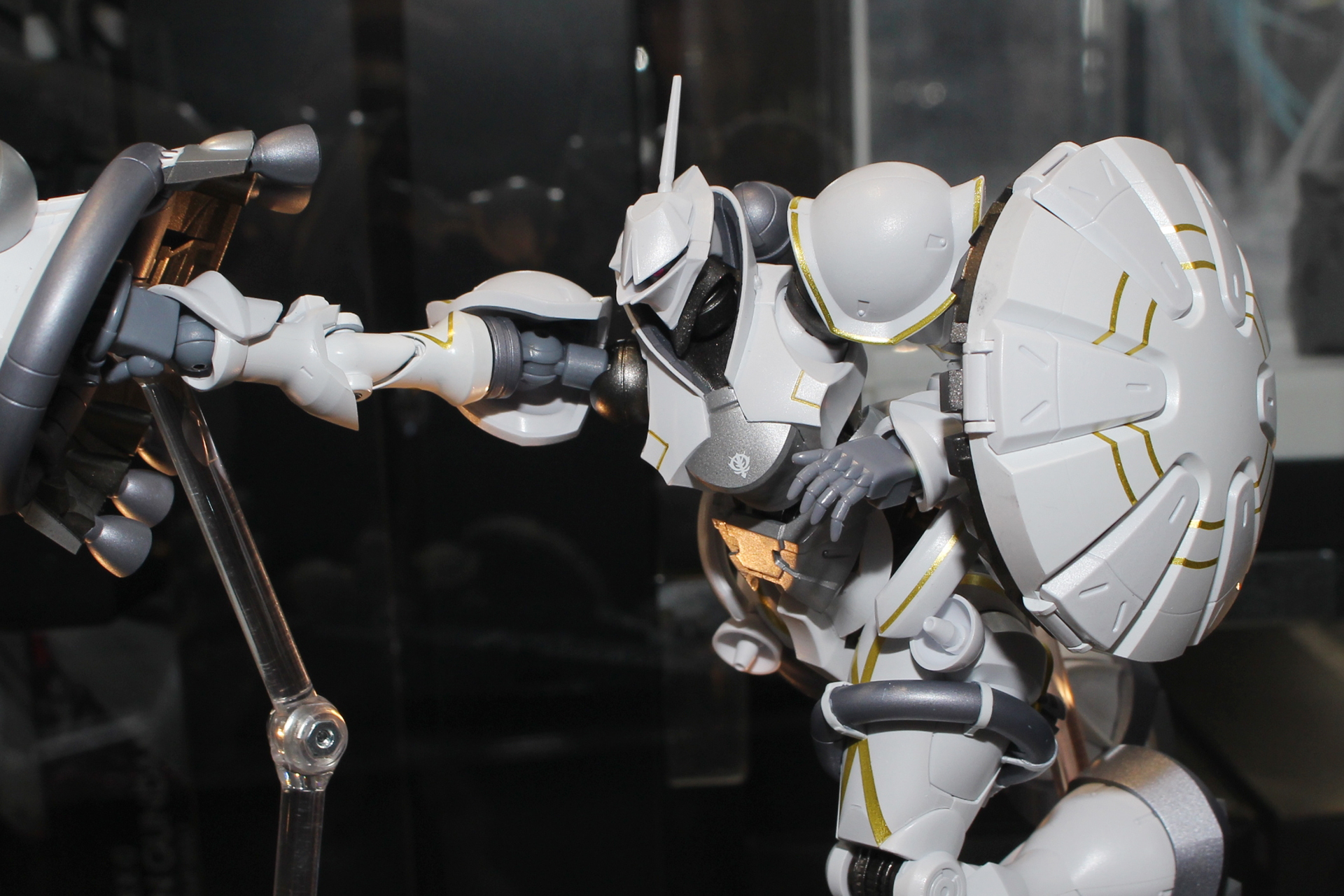 一年戦争のギャン以上に騎士の鎧的な印象が強くなった