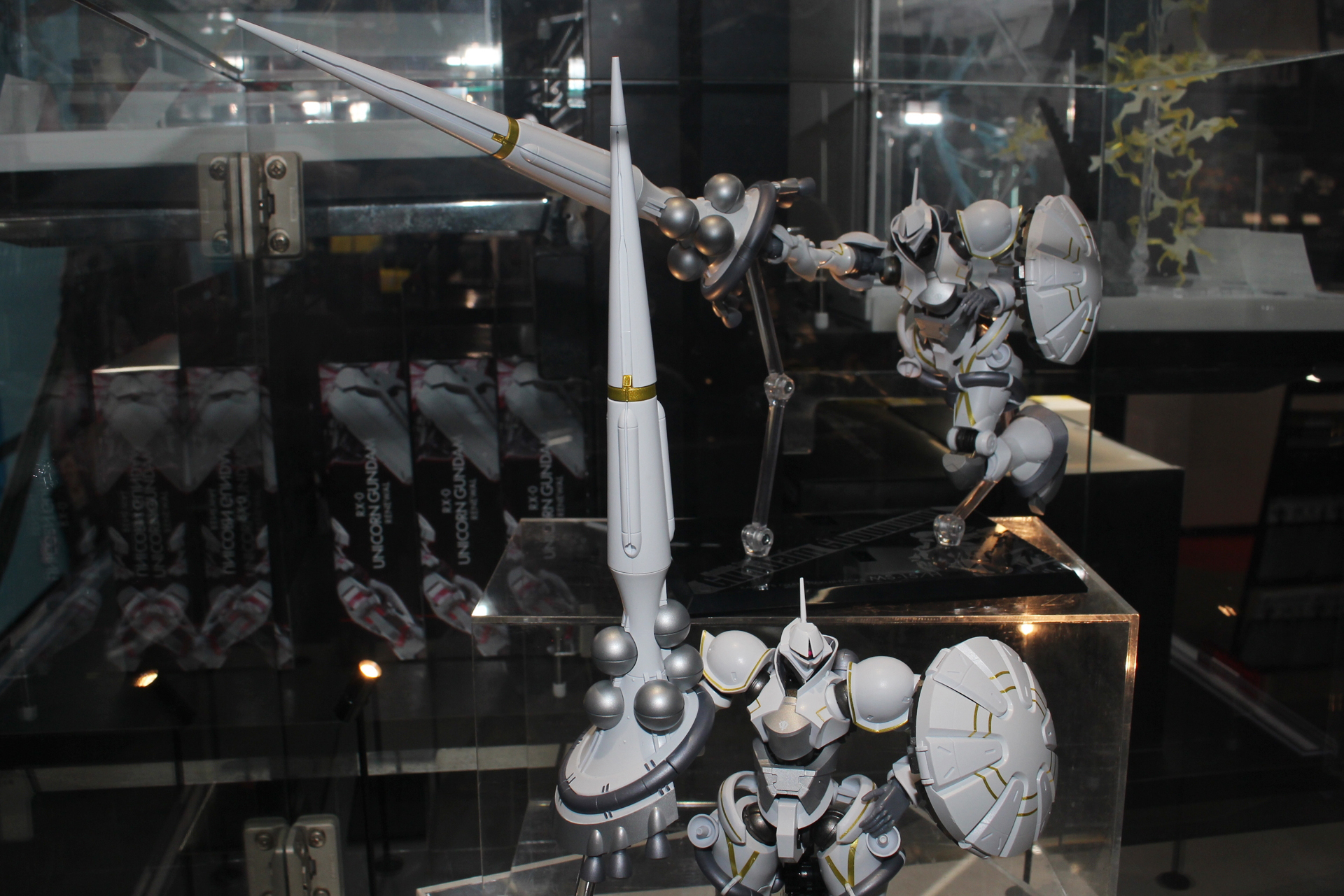 全長約230mmにも及ぶハクジ。保持用の支柱が付属する