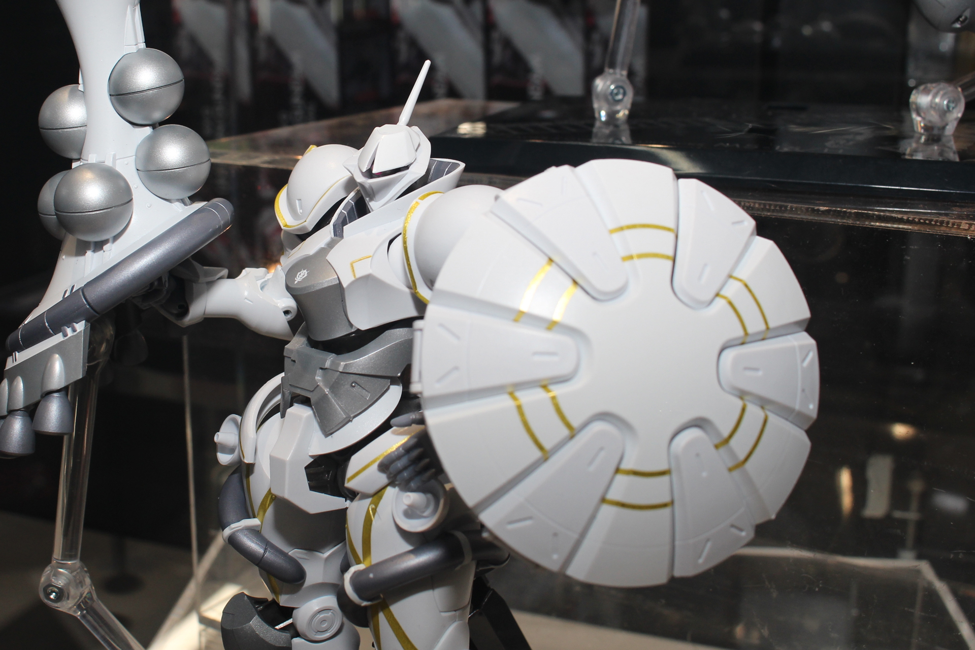 ギャン・シールドにはランチャー展開のギミックを搭載