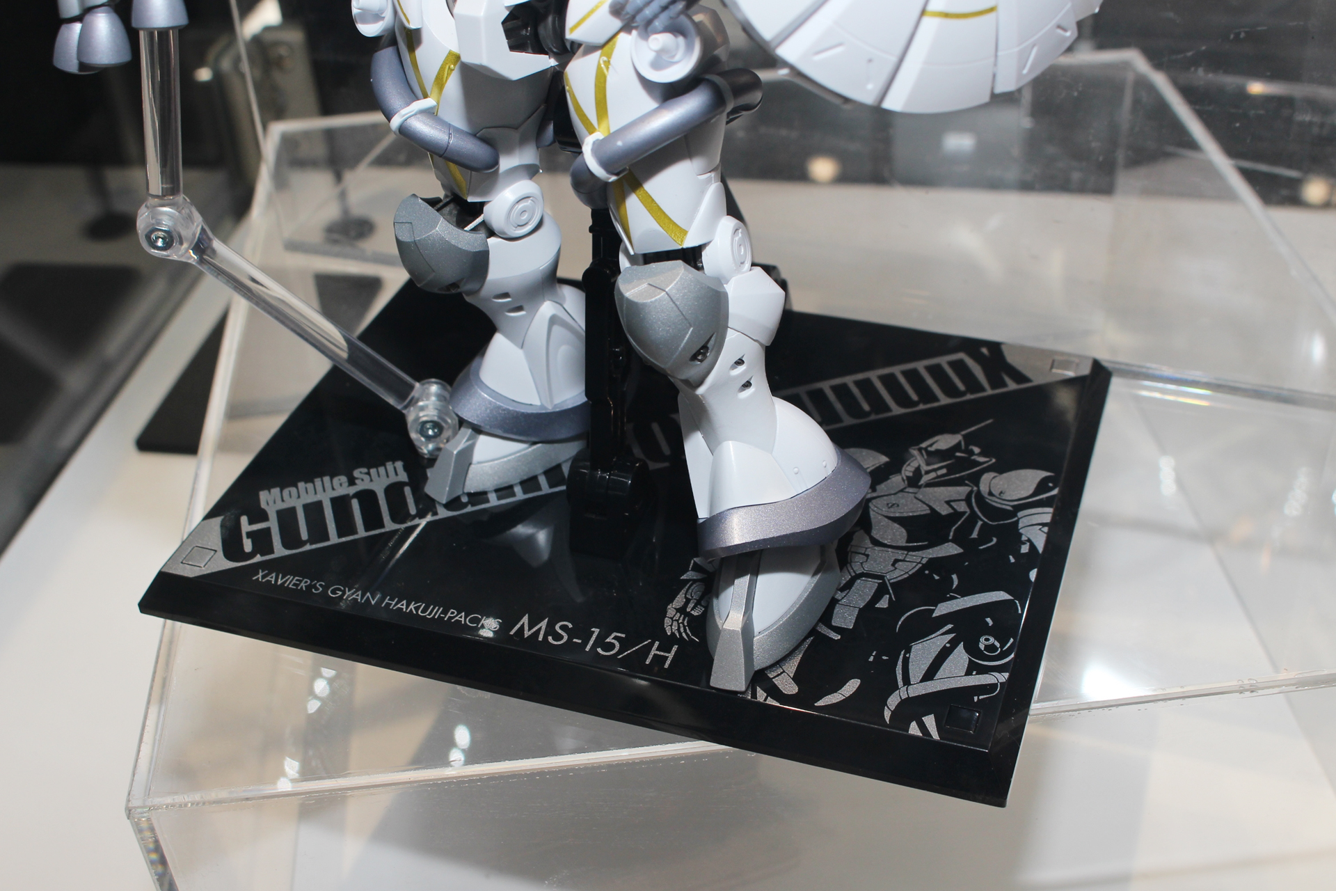 台座はロゴとイラスト入りのものが付属する予定だ