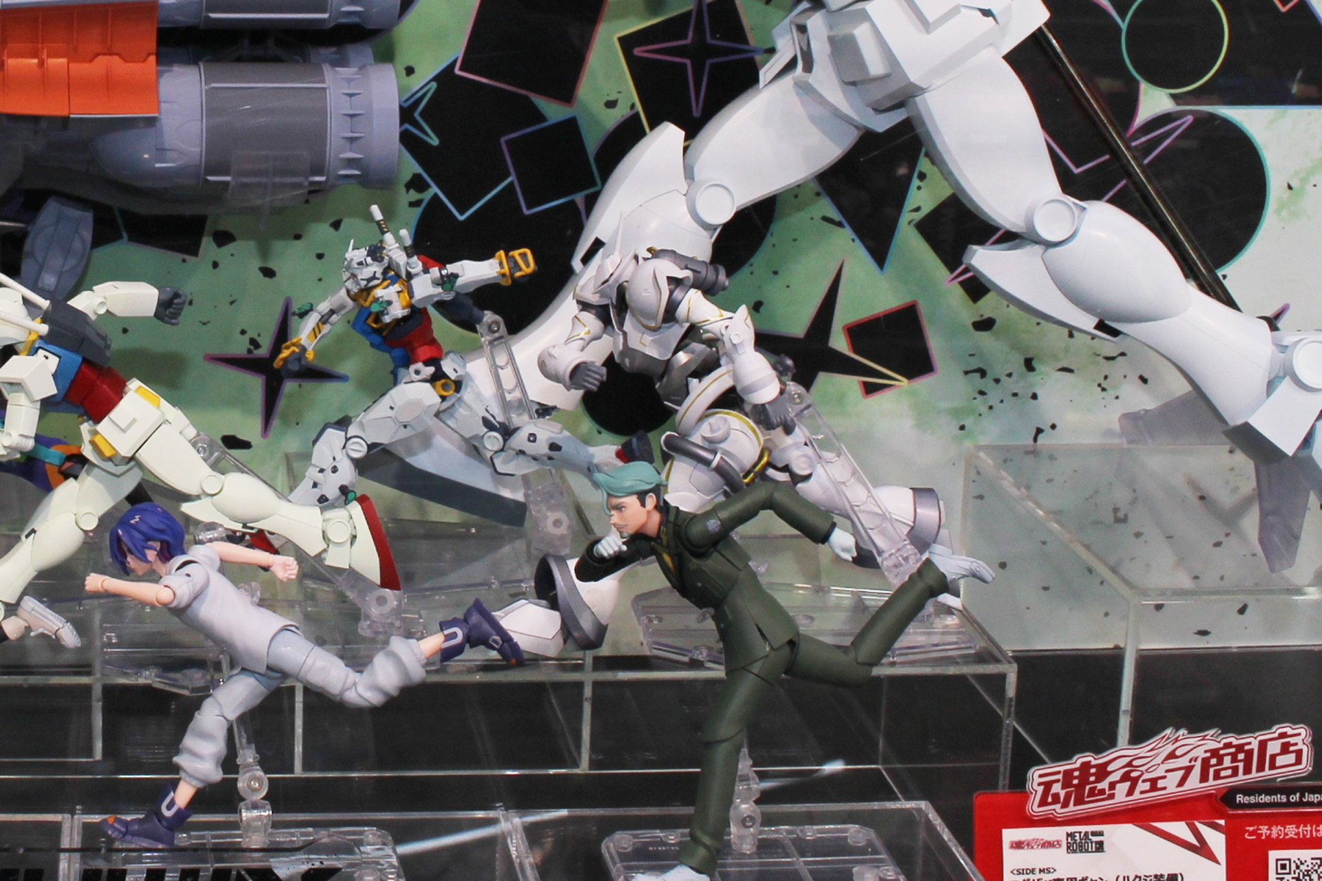 ほかの機体やキャラクターとともに走る様子も展示されていた