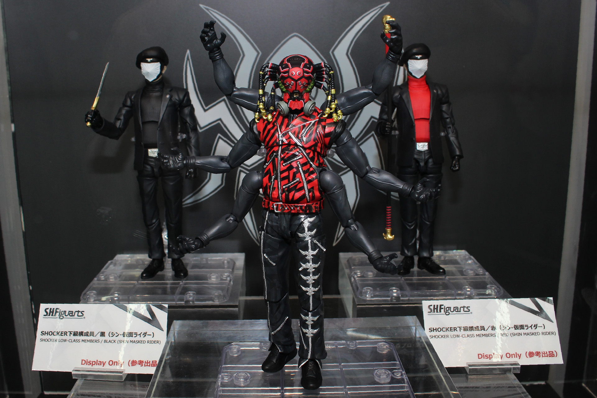 中央が「S.H.Figuarts クモオーグ（シン・仮面ライダー）」。左右の「S.H.Figuarts SHOCKER下級構成員／黒（シン・仮面ライダー）」と「S.H.Figuarts SHOCKER下級構成員／赤（シン・仮面ライダー）は参考出品