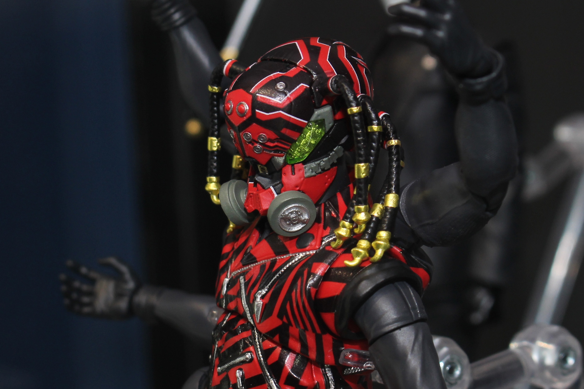 髪の毛とクモの脚部を思わせる頭部の飾りも作り込まれている。眼はクリアパーツ