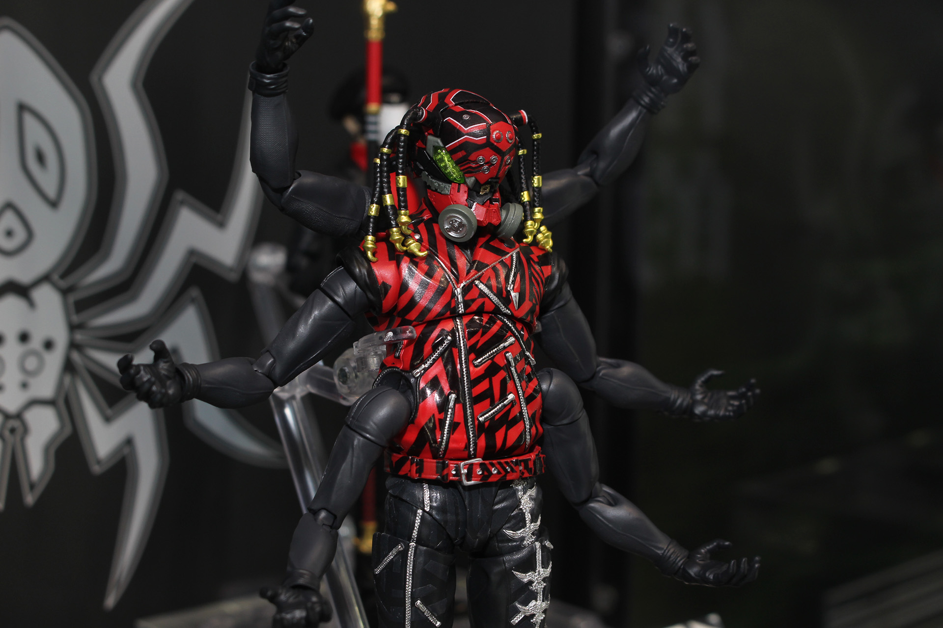 阿修羅像を思わせる6本の腕。背中と腹部のパーツを交換して取り付ける