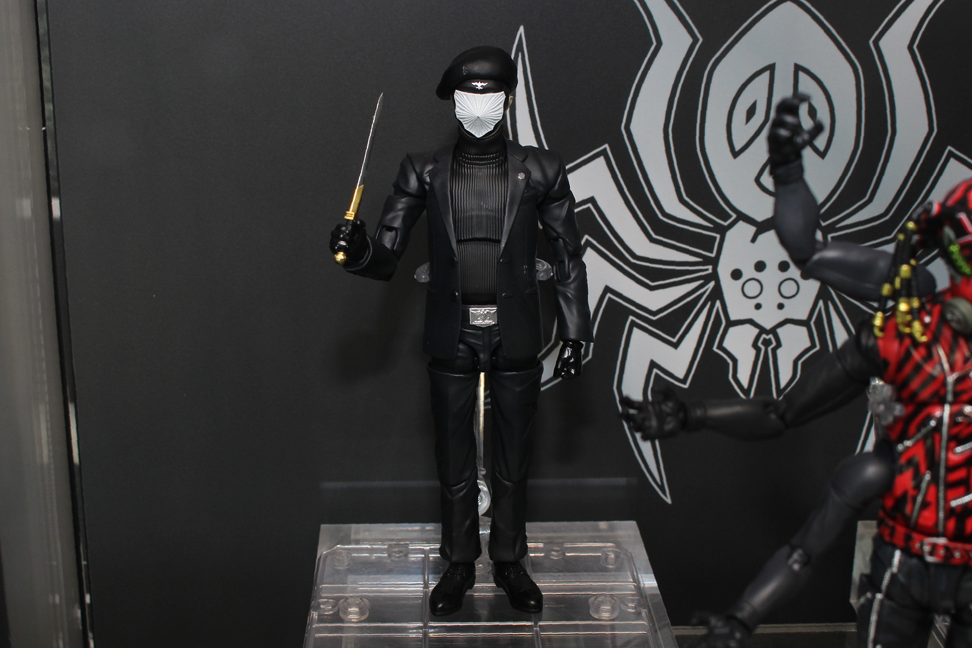「S.H.Figuarts SHOCKER下級構成員」の黒と赤。インナーのタートルネックの色と装備品が異なっている。