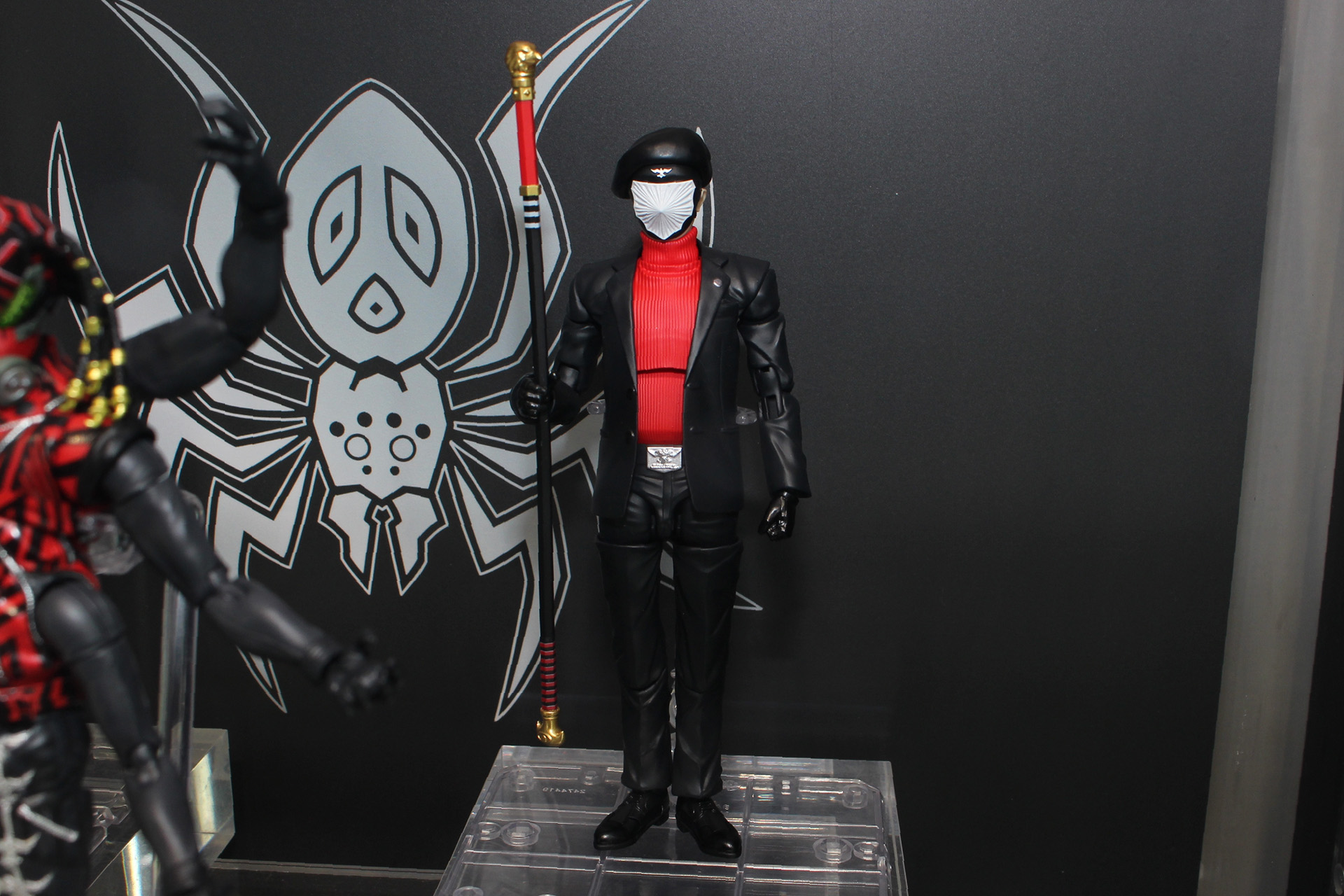 「S.H.Figuarts SHOCKER下級構成員」の黒と赤。インナーのタートルネックの色と装備品が異なっている。