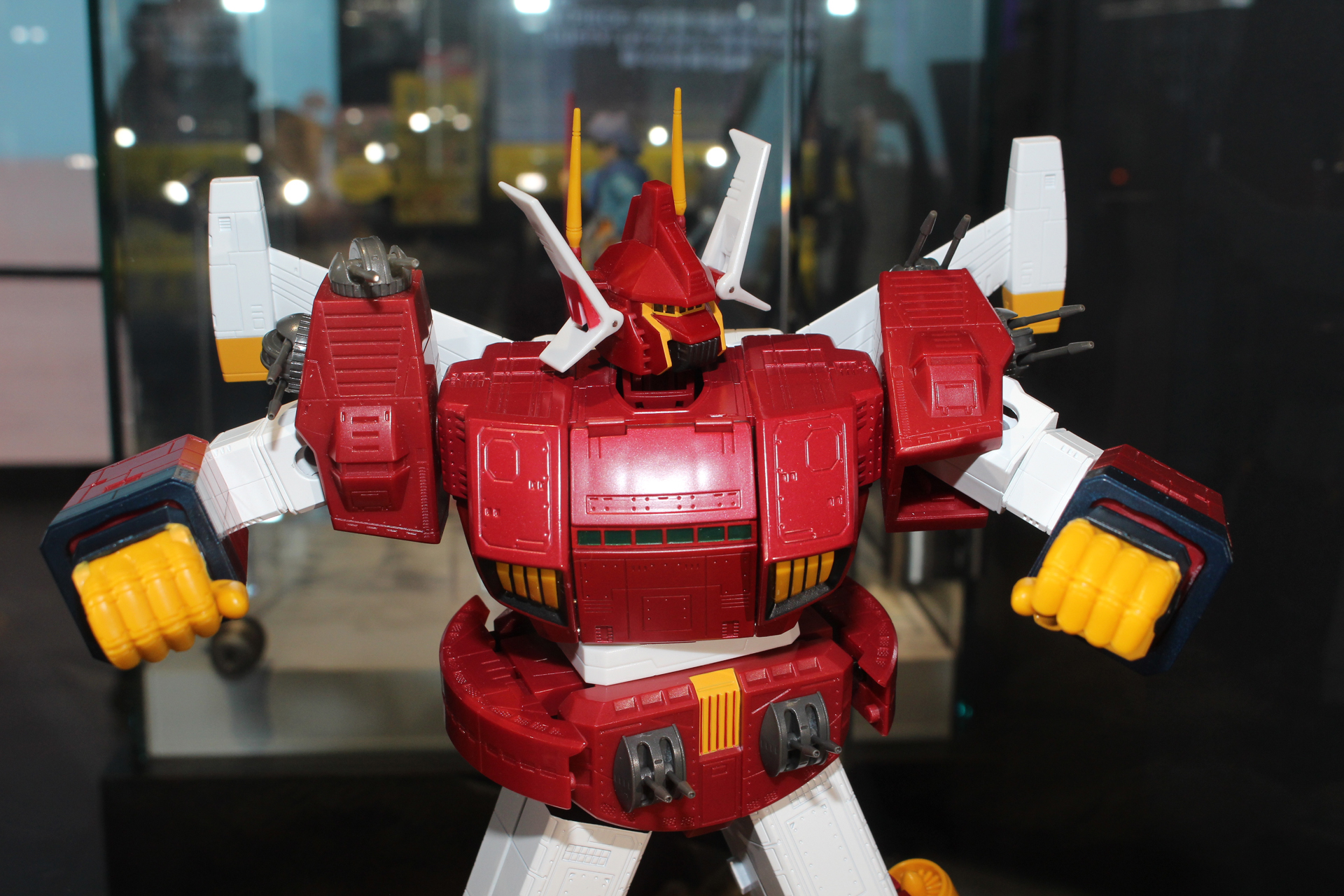 オリジナルは2007年に発売された商品。差し替え、余剰パーツなしの変形ギミックを備える