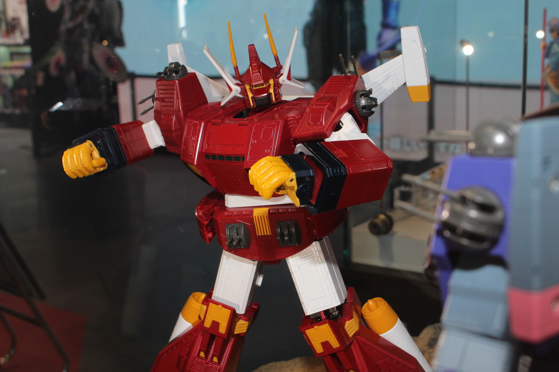 関節各所は可動する。全高約169mという巨大ロボットなので、設定上はこのぐらいの動きでも違和感はない