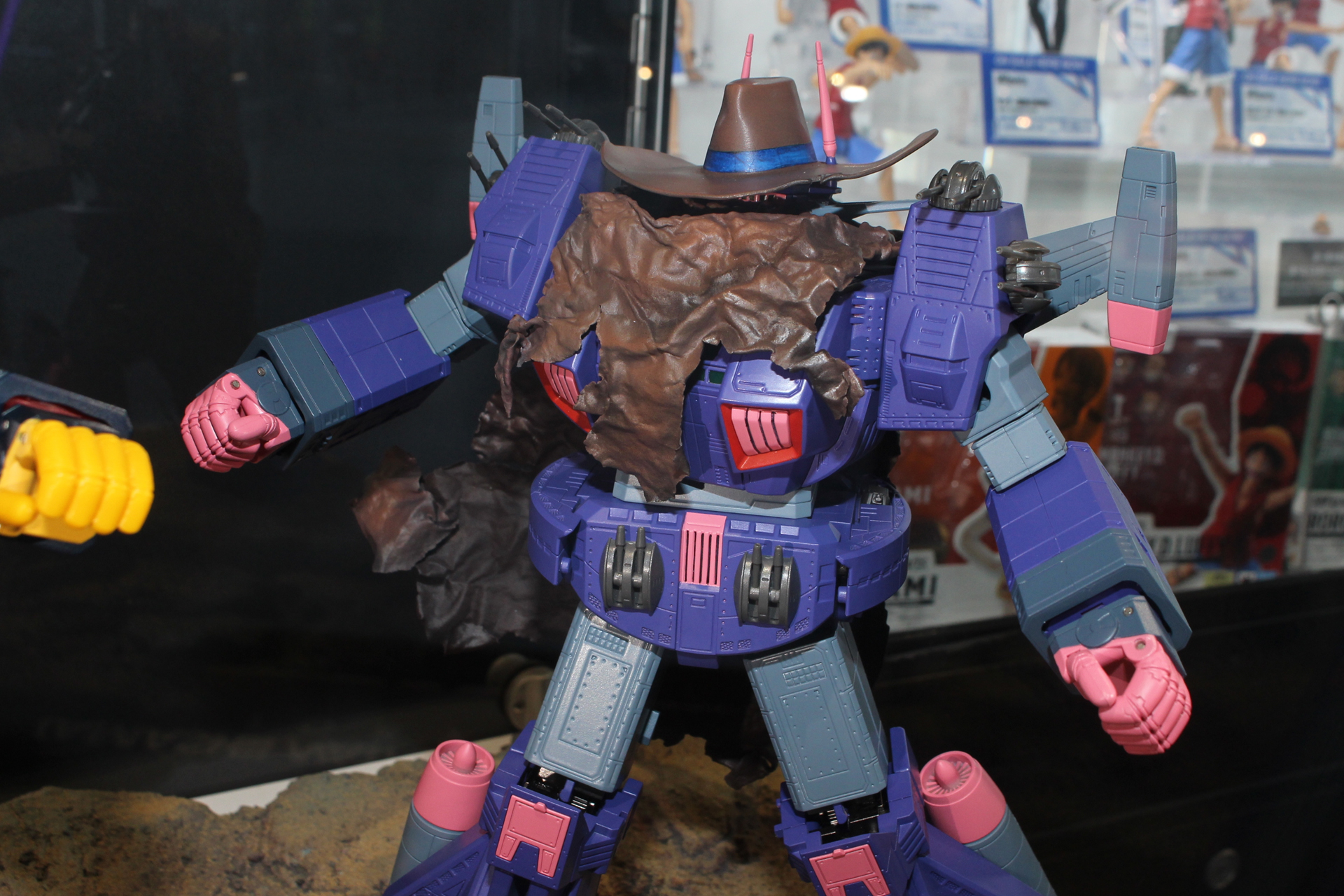 謎のアイアンギアーは、動画の姿に合わせたカラーに加え、テンガロンハットとボロボロのマントを装着している