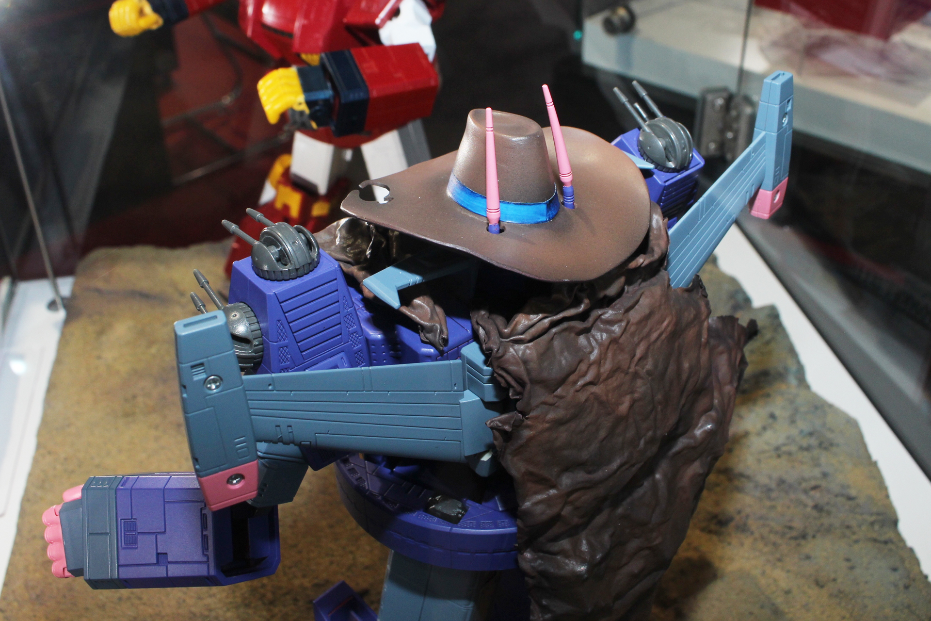 帽子には先端とアンテナ部分に穴が開いている。パイロットはやはりあの男……!?