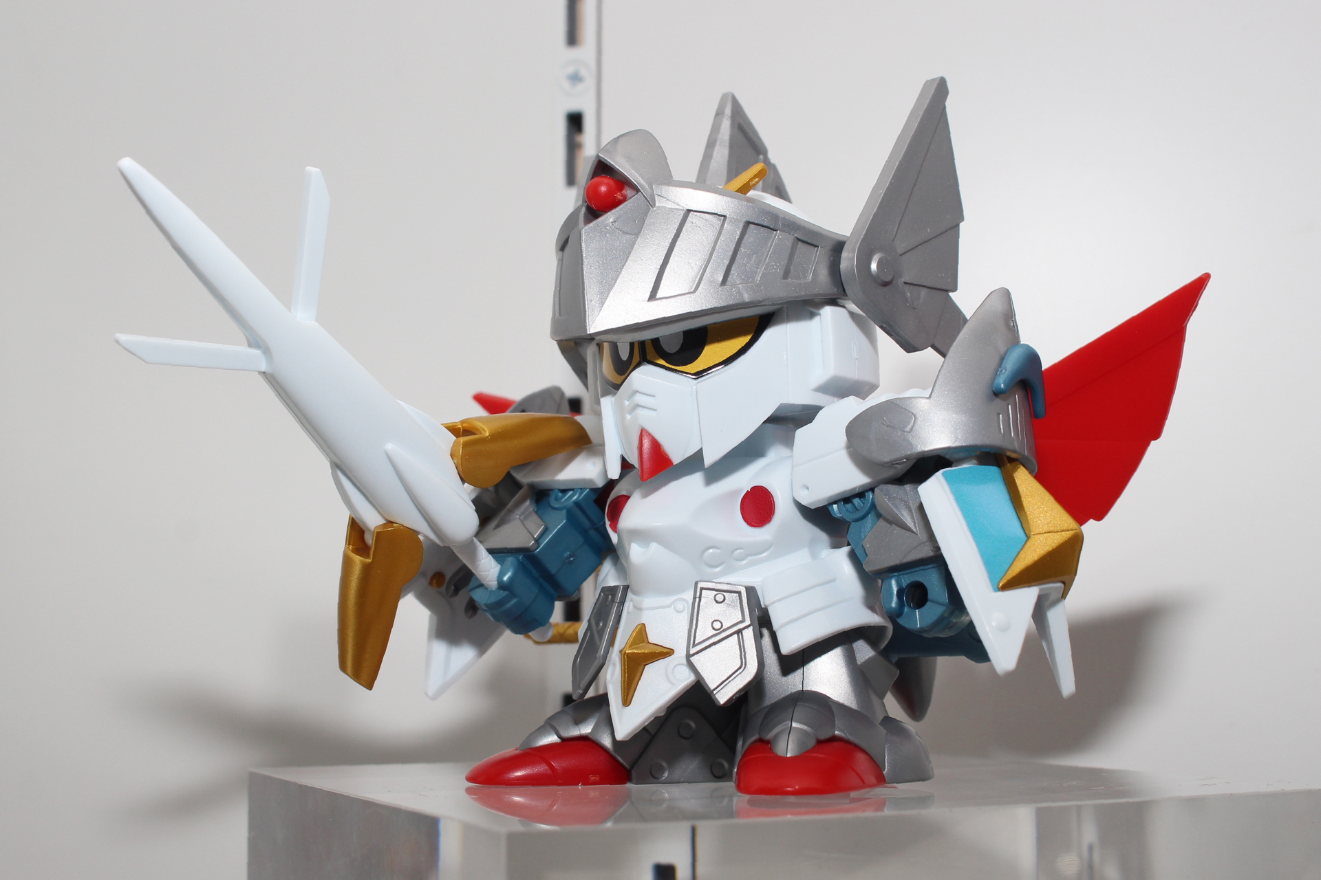 「元祖SDガンダムワールド バーサルナイトガンダム」。8月発送予定。価格は6,600円。プレミアムバンダイ販売商品