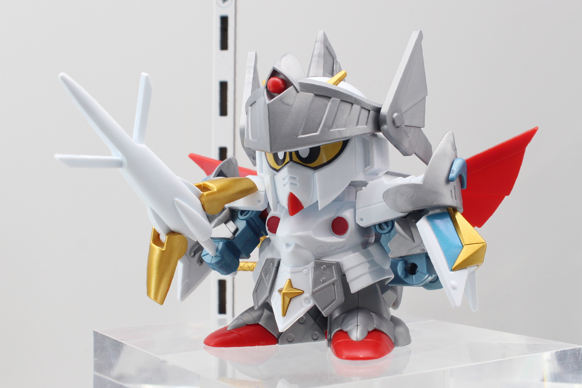 こちらは新規造形の顔パーツ。眼はシールで、瞳のないものも付属する予定