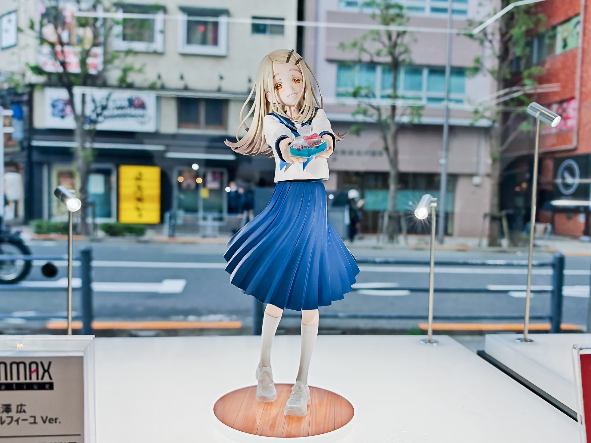 フィギュア本体はPVC＆ABS素材。サイズは全高約25cm(台座含む)