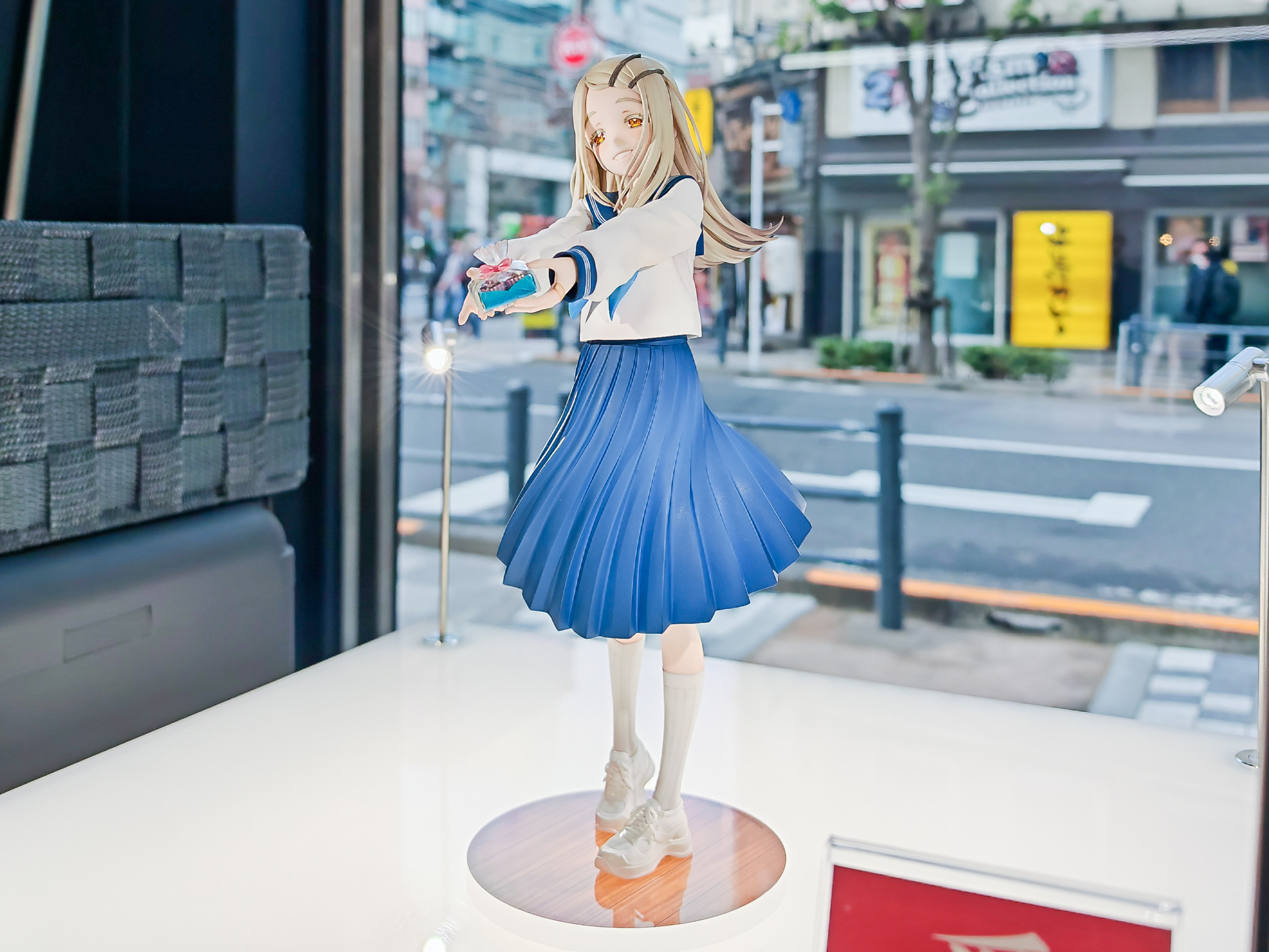 華奢で儚いスタイルとセーラー服コーディネートを再現