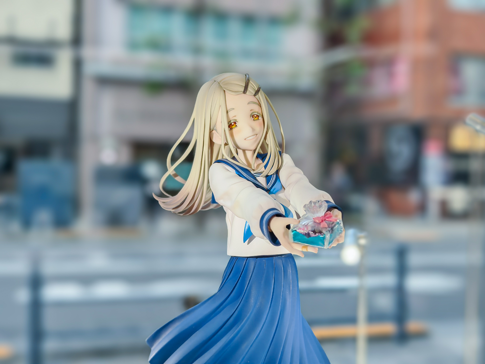 少しサイズが大きい袖の造形やスカーフなども細かく表現