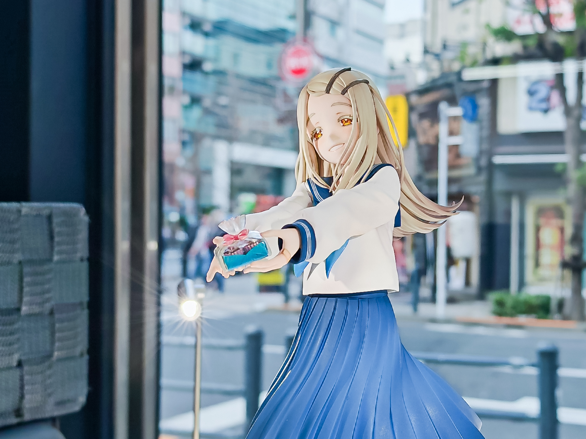 細い脚線も繊細に造形