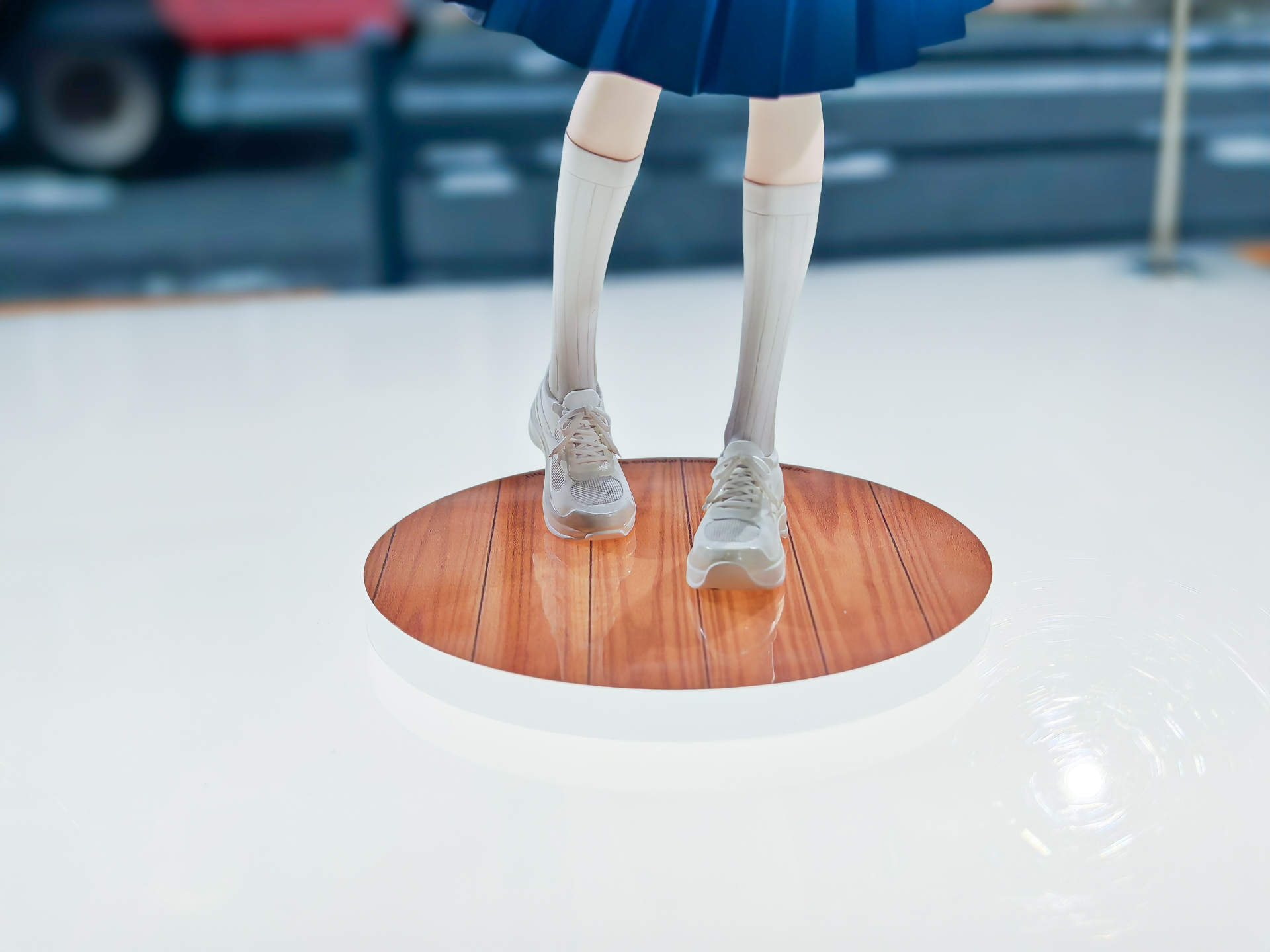 細い脚線も繊細に造形